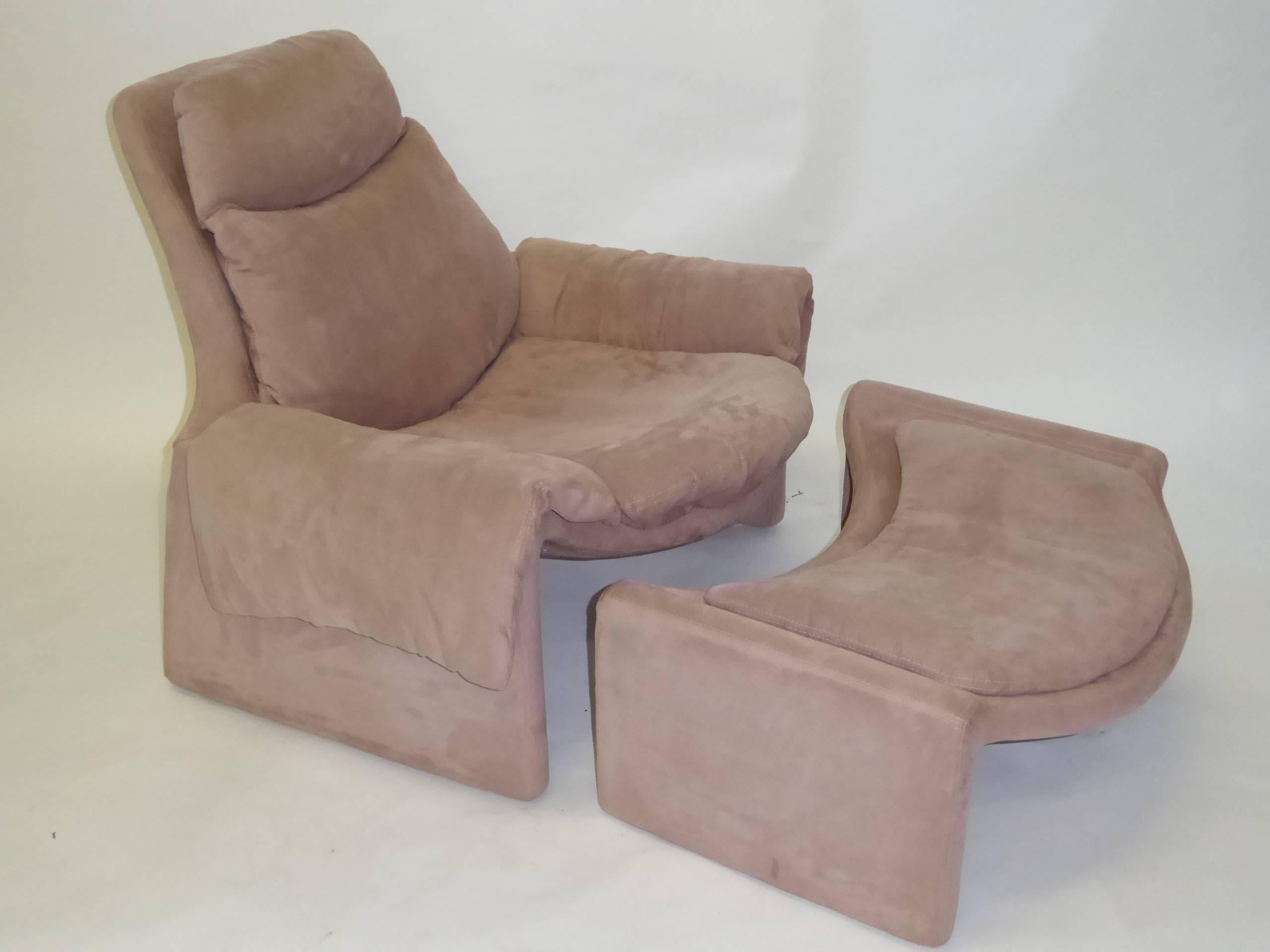 Designed by Vittorio Introini for Saporiti, their proposals collection. Here in a blush ultrasuede. Original upholstery in very good condition. Wonderfully comfortable P60 lounge chair and P62 fitted ottoman. Price is for the chair and