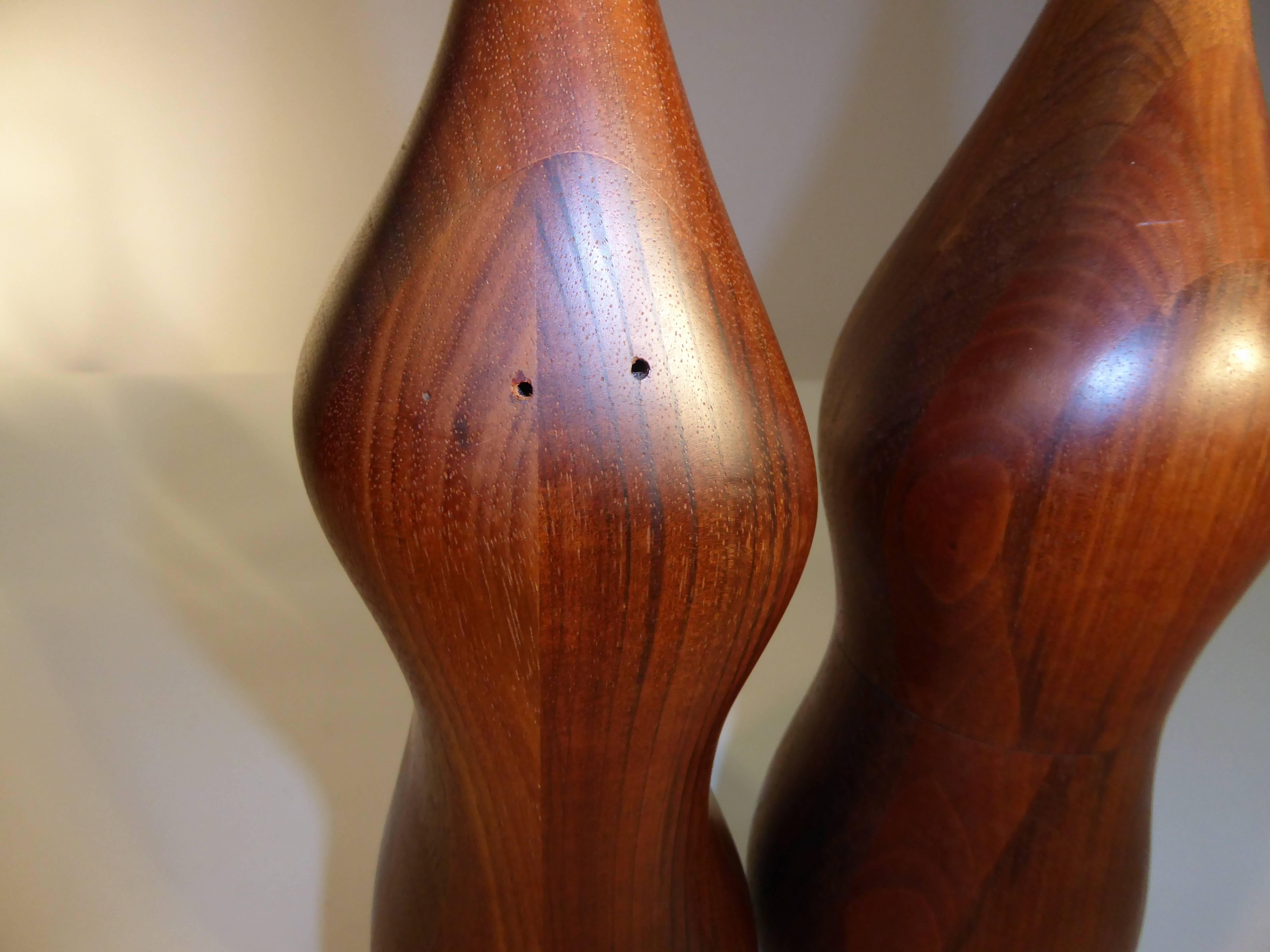 Tall Organic Mid century Daniel Loomis Valenza Shaped Walnut Salt and Pepper Mil In Excellent Condition In Miami, FL