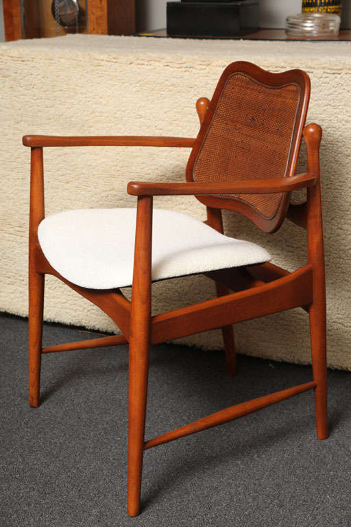 Gorgeous Arne Vodder designed chair in teak with inset caning on the movement adjusting back, floating ergonomic seat newly upholstered in a white chocolate chenille. Classic Danish Modern design, in excellent condition.
Measurements: 23 inches