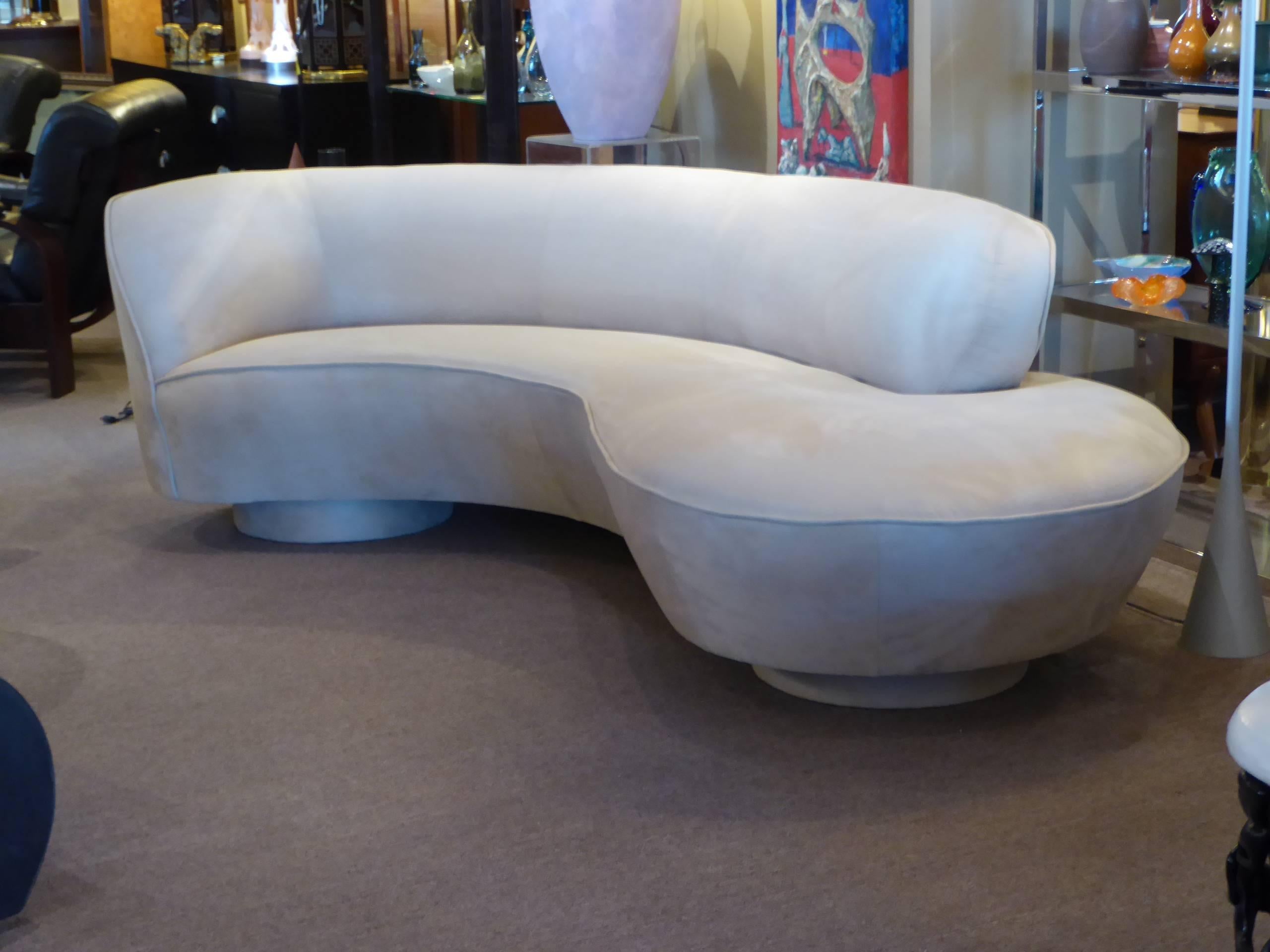 Vladimir Kagan Serpentine Sofa for Directional In Excellent Condition In Miami, FL