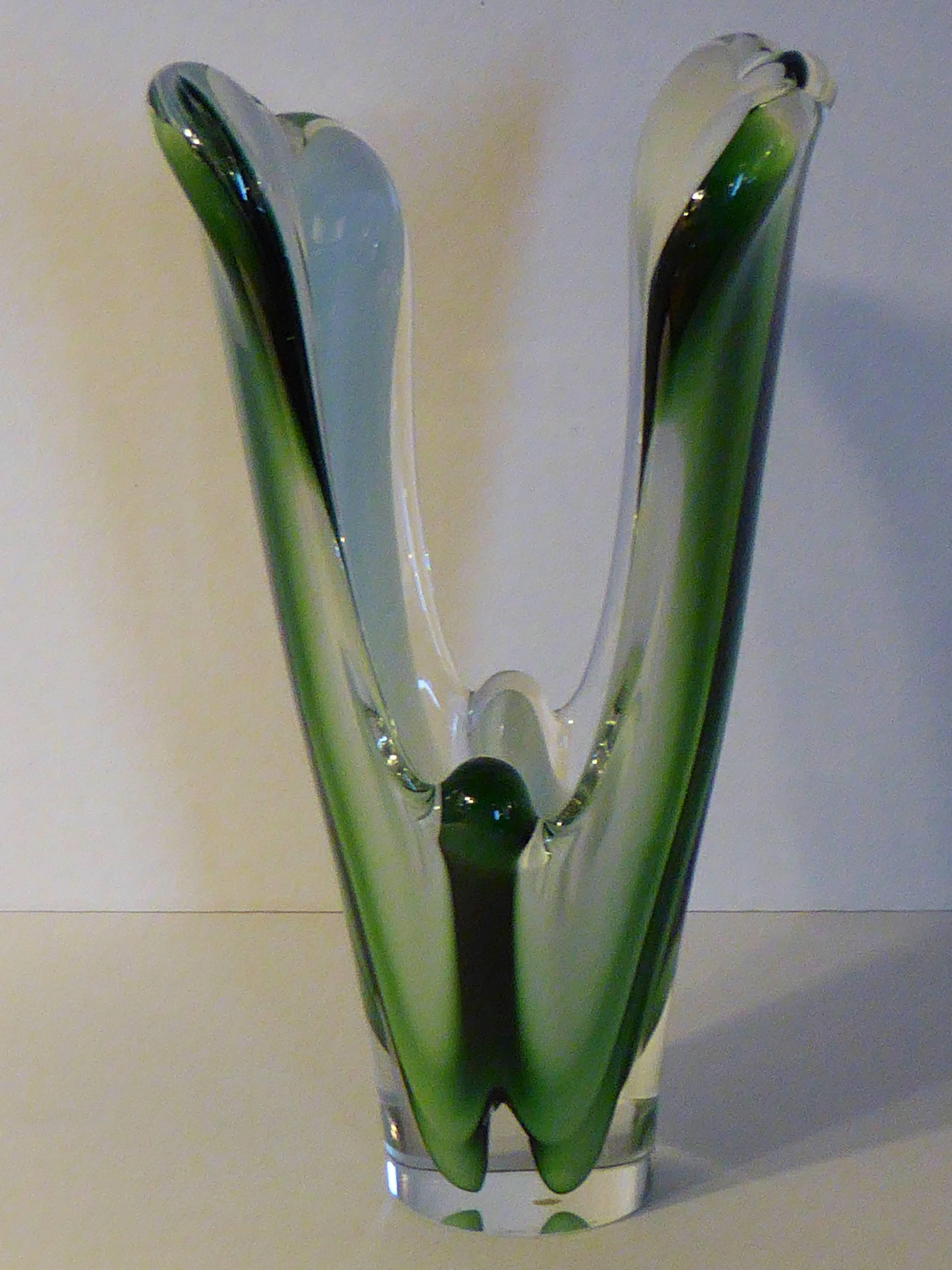 Superbe sculpture ou vase scandinave en verre de forme libre. Verre vert et blanc encastré dans du verre transparent. Fabriqué par la firme suédoise Flygsfors en 1960 et conçu par Paul Kedelv, il fait partie de sa ligne très organique Coquille.
