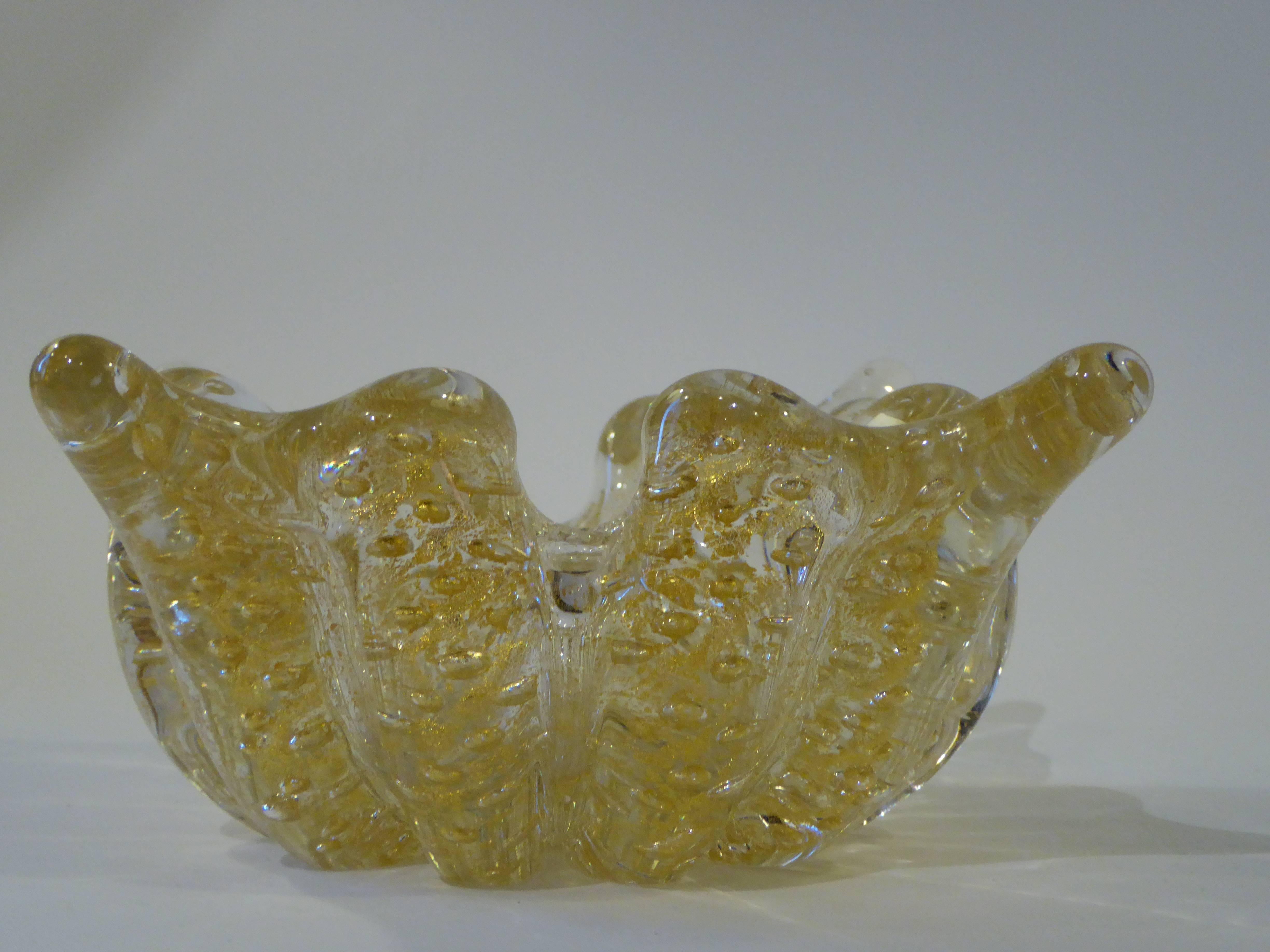 Verre d'art Vase en verre soufflé infusé de feuilles d'or Barovier des années 1950 en vente