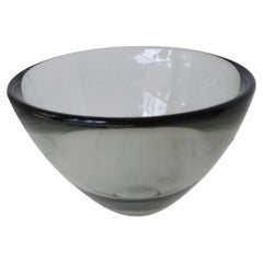 Kleine Schale aus rauchfarbenem Glas im dänischen Mid-Century-Modern-Stil von Per Lutken, Holmegaard, Dänemark