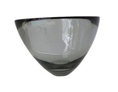 Kleine Schale aus rauchfarbenem Glas im dänischen Mid-Century-Modern-Stil von Per Lutken, Holmegaard, Dänemark