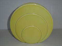 Un jarrón con disco circular amarillo TAC Art Decó de los años 30 Trenton Potteries