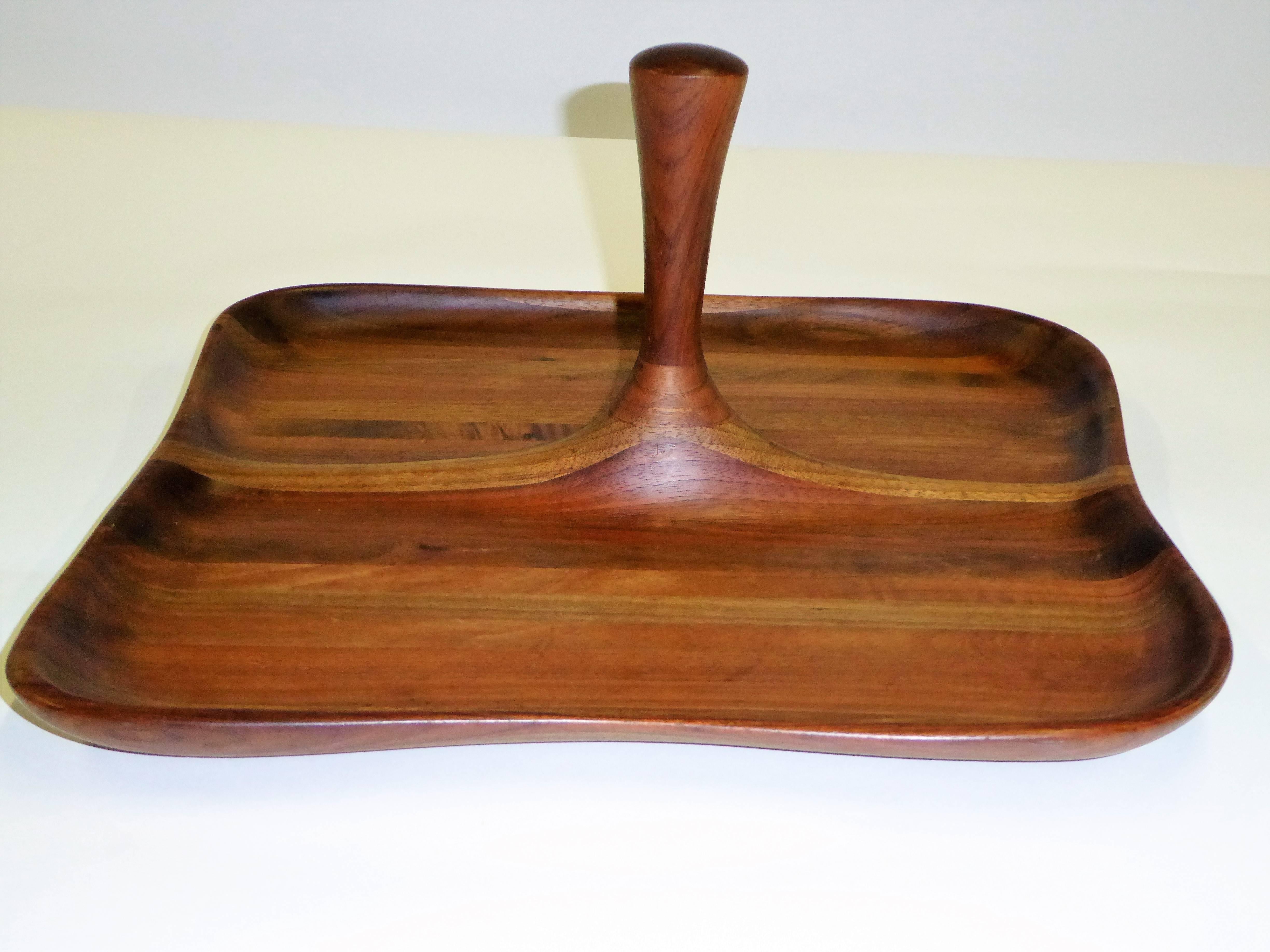  An extraordinary 20th century beauty, Daniel Loomis Valenza designed sinuous organic solid laminated walnut serving tray. Wonderful carved and sculpted shape with center handle, beautifully crafted with staved figured walnut. Perfect for cheese,