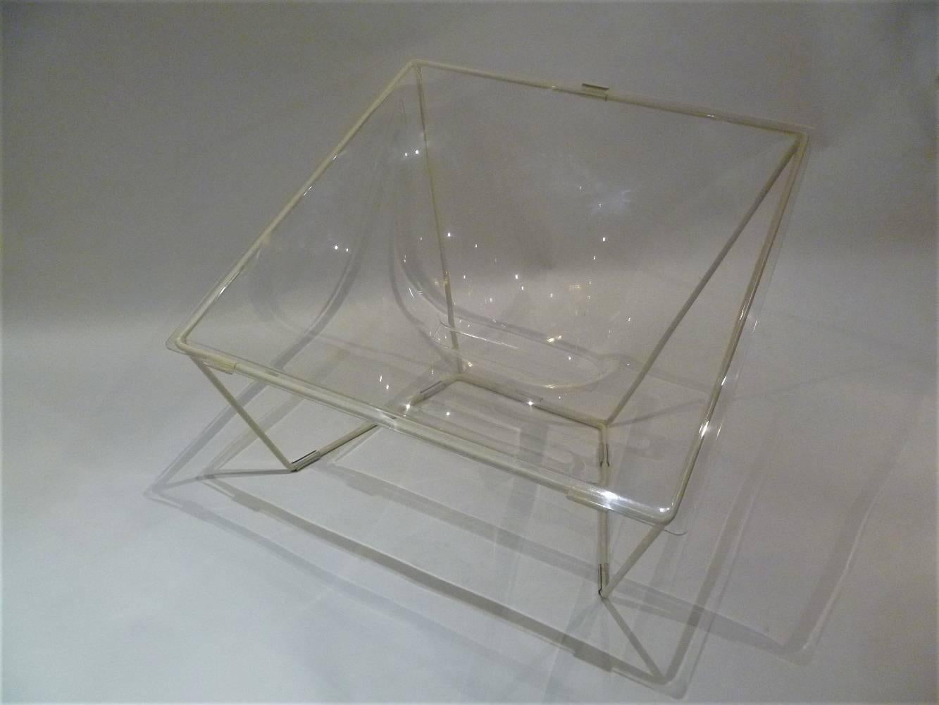 This Contour lounge chair was designed in the 1960s by David Colwell and manufactured by 4's Company Ltd. in the United Kingdom. The process required to hand stretch a hot flat perspex or acrylic sheet to be clipped onto a steel rod frame. Colwell's
