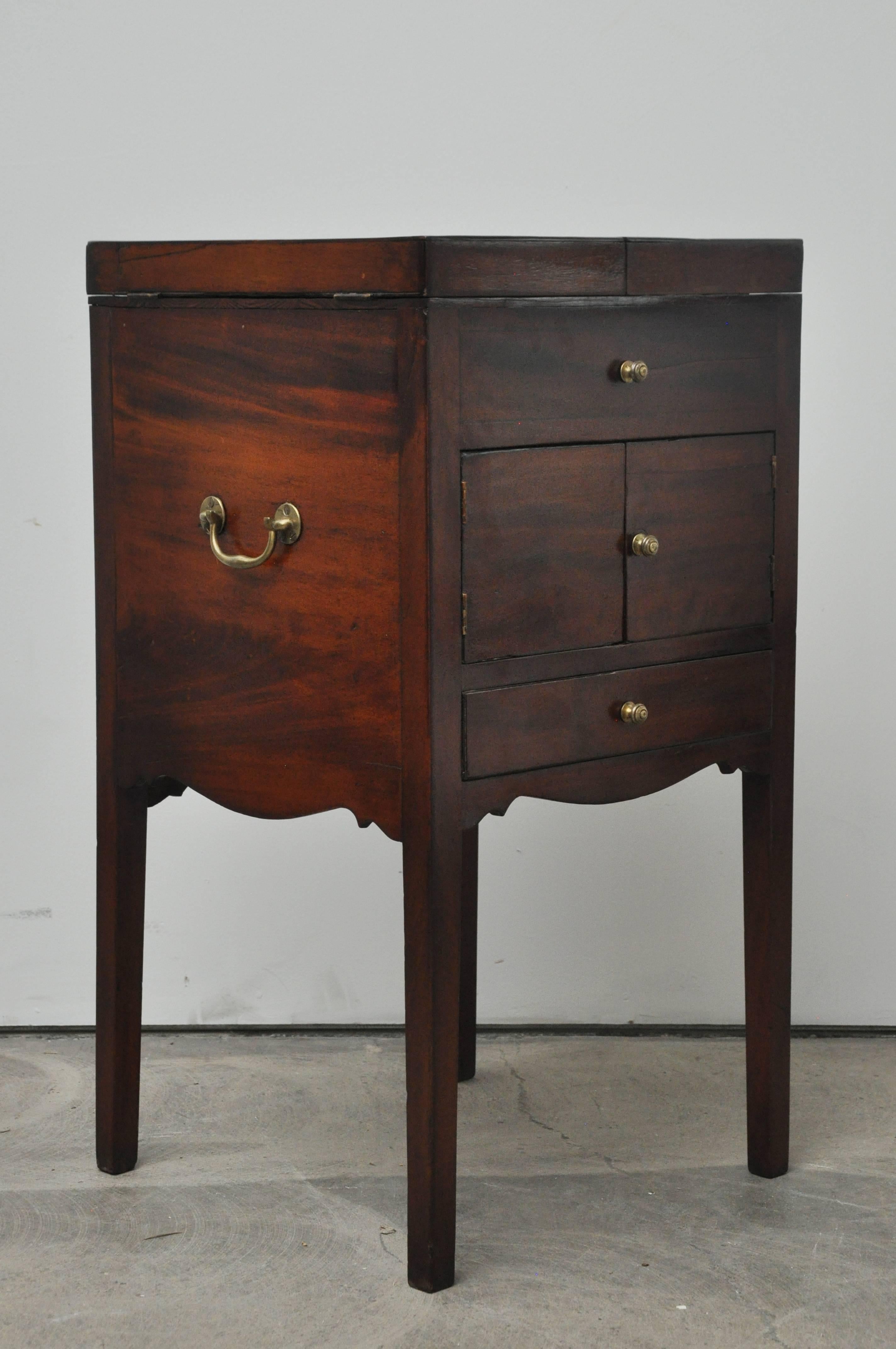 Early 20th Century English Washstand For Sale