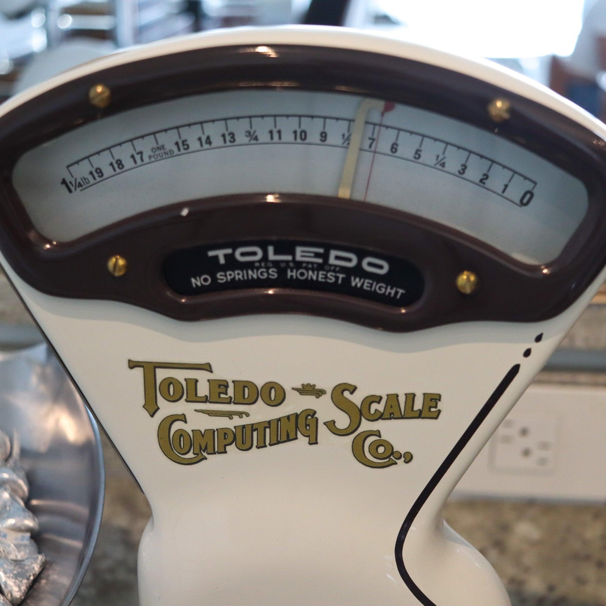 Une balance à bonbons Hershey's fabriquée par Toledo & Co.

Il s'agit d'une magnifique balance à bonbons créée par la Toledo Scales Co. pour la Hershey's Candy Co. entre 1915 et 1920. Il s'agit de la rare balance Toledo d'une livre et quart,