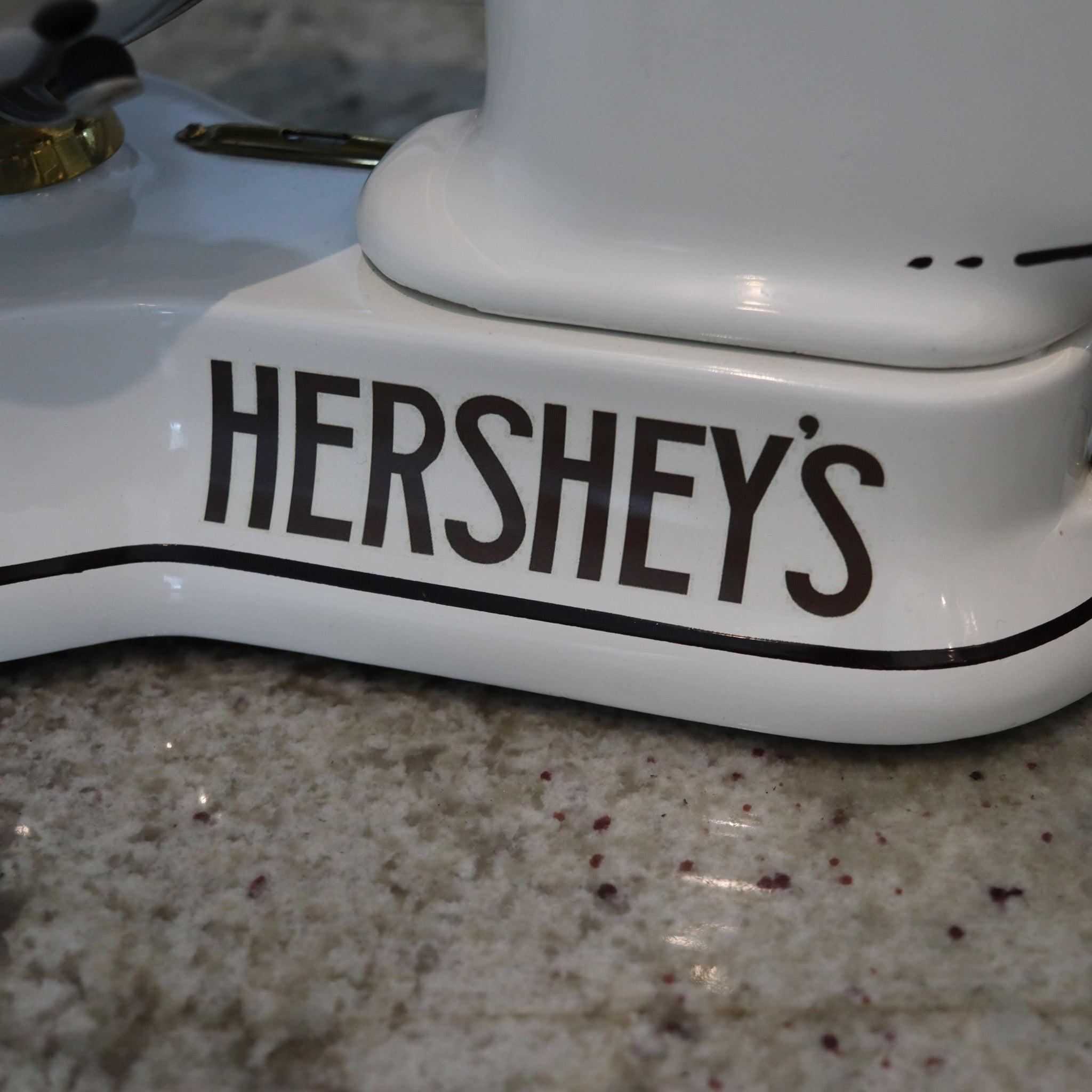 Américain HERSHEY'S 1920 Toledo Chocolate Candy Scale With Hard White Enamel (Balance à chocolat avec émail blanc) en vente