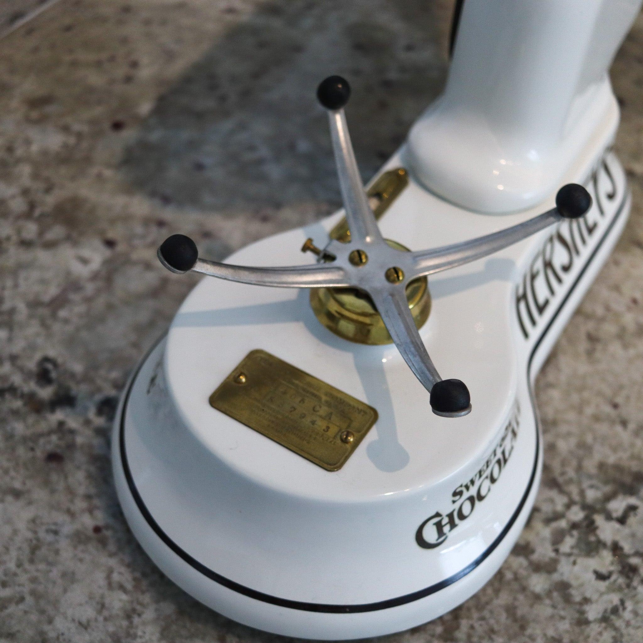 HERSHEY'S 1920 Toledo Chocolate Candy Scale With Hard White Enamel (Balance à chocolat avec émail blanc) Excellent état - En vente à Miami, FL