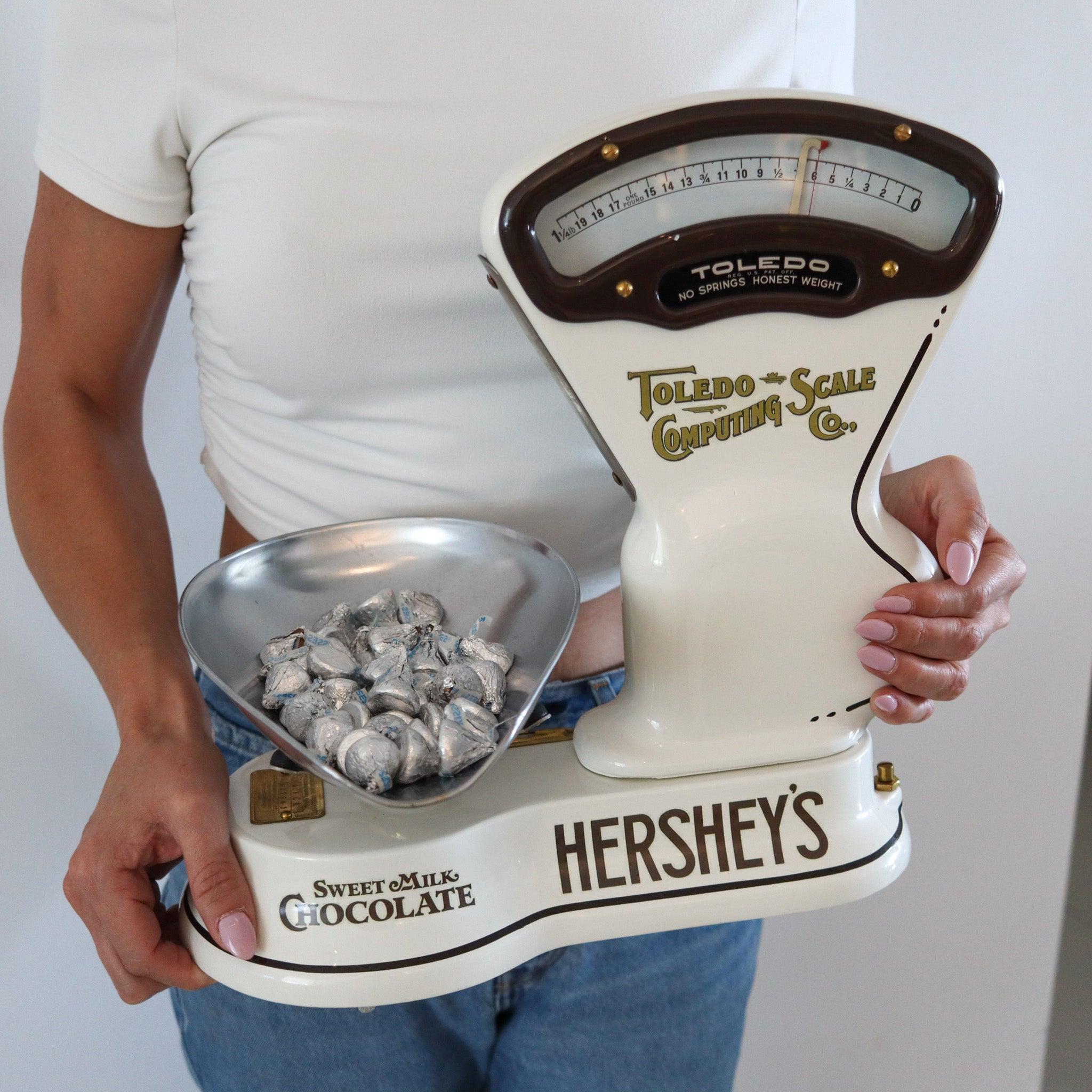 Art déco HERSHEY'S 1920 Toledo Chocolate Candy Scale With Hard White Enamel (Balance à chocolat avec émail blanc) en vente