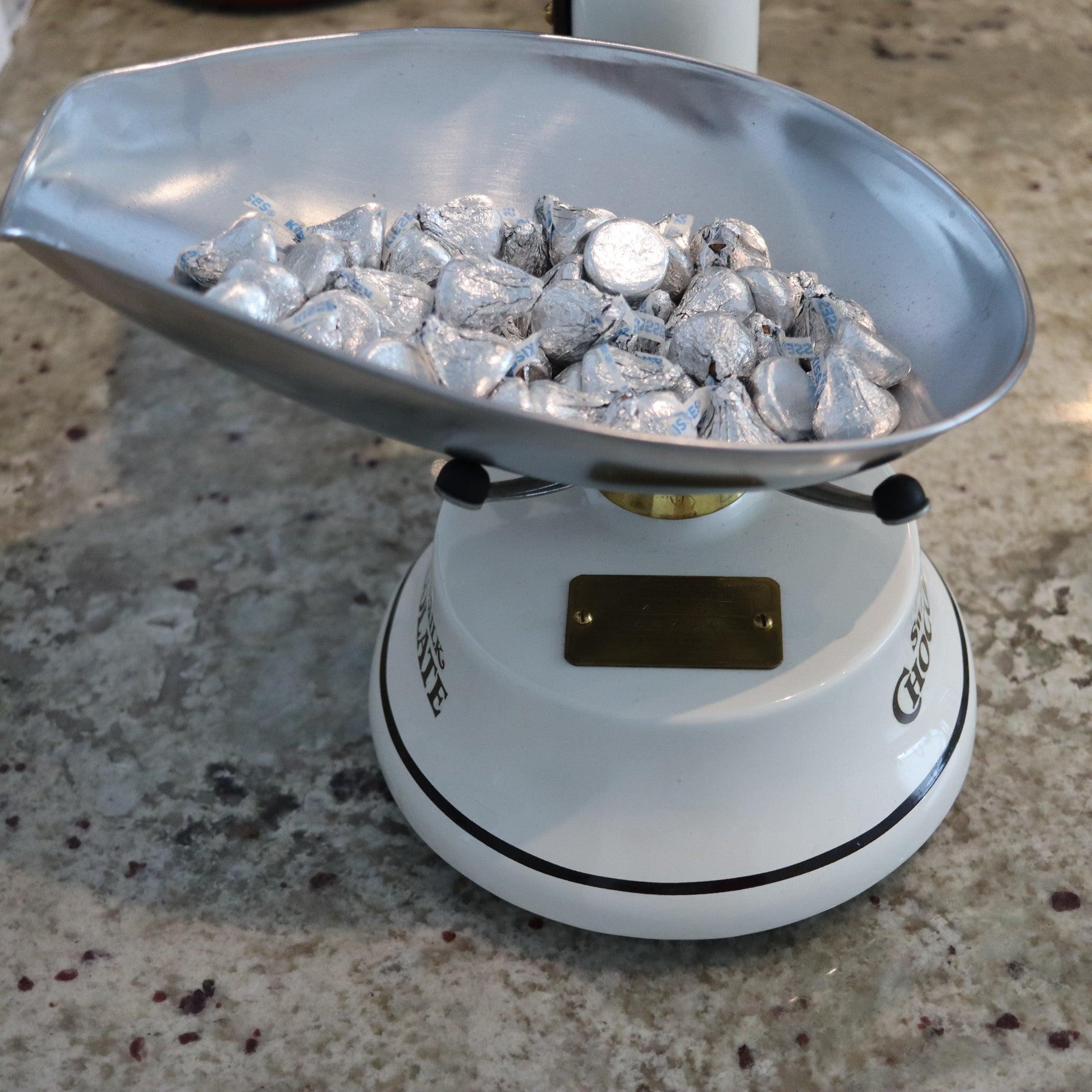 Émaillé HERSHEY'S 1920 Toledo Chocolate Candy Scale With Hard White Enamel (Balance à chocolat avec émail blanc) en vente