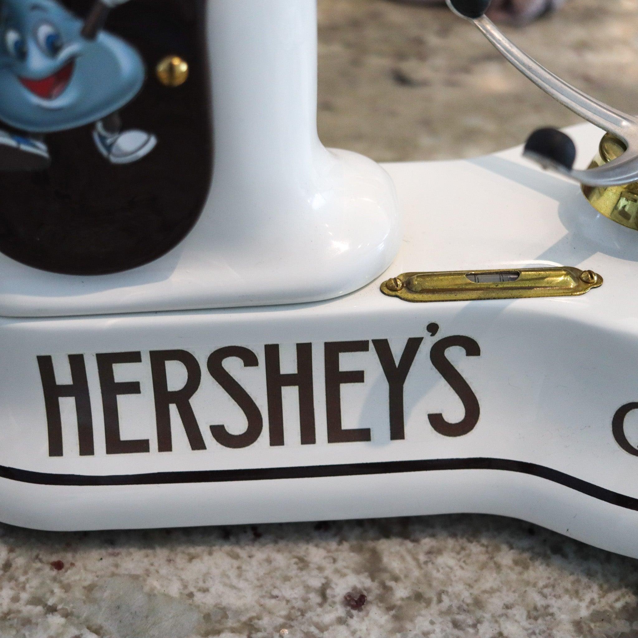 Début du 20ème siècle HERSHEY'S 1920 Toledo Chocolate Candy Scale With Hard White Enamel (Balance à chocolat avec émail blanc) en vente