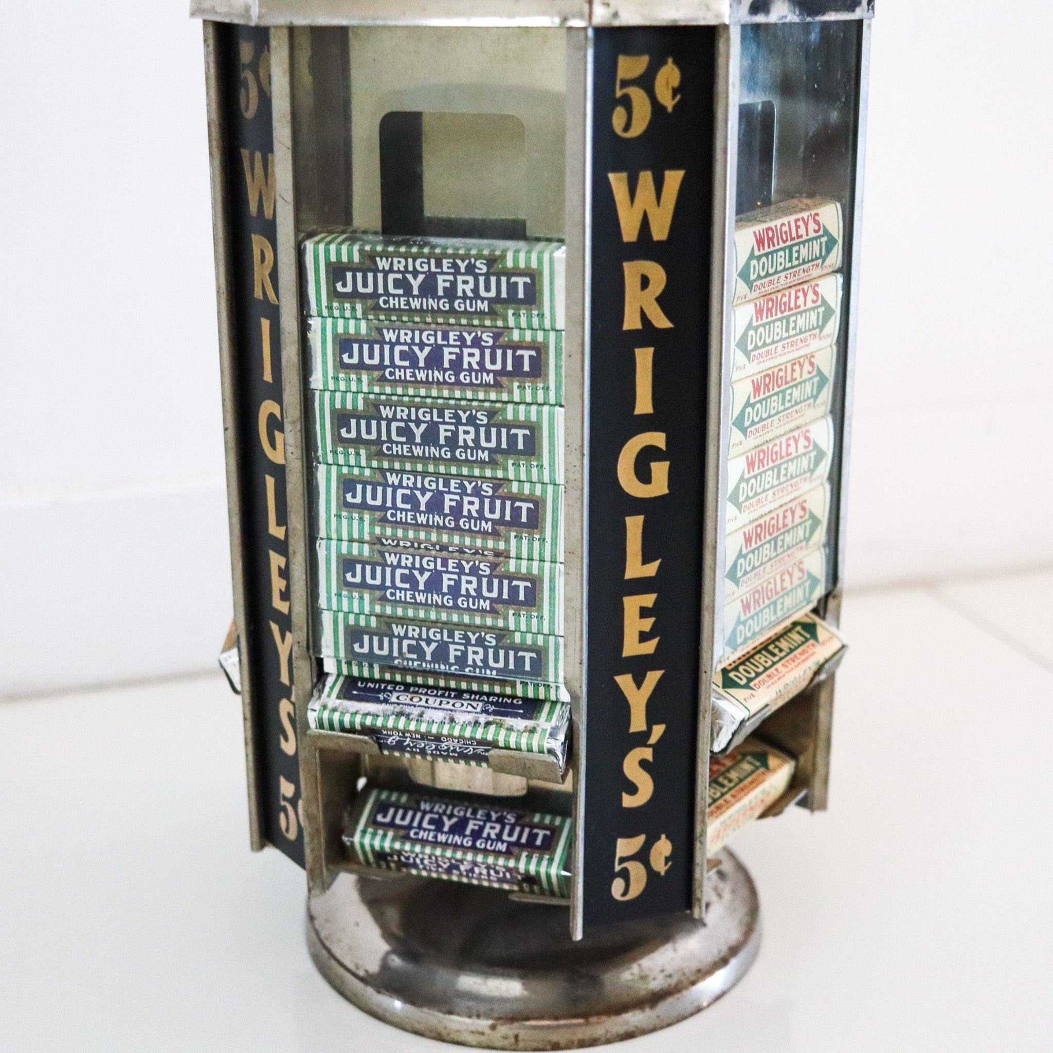 Espositore da banco girevole per caramelle gommose di Wrigley's.

Si tratta di un antico espositore da banco girevole a cinque lati creato in America durante il periodo dell'Art Déco, negli anni '20 del secolo scorso. Il display è stato realizzato
