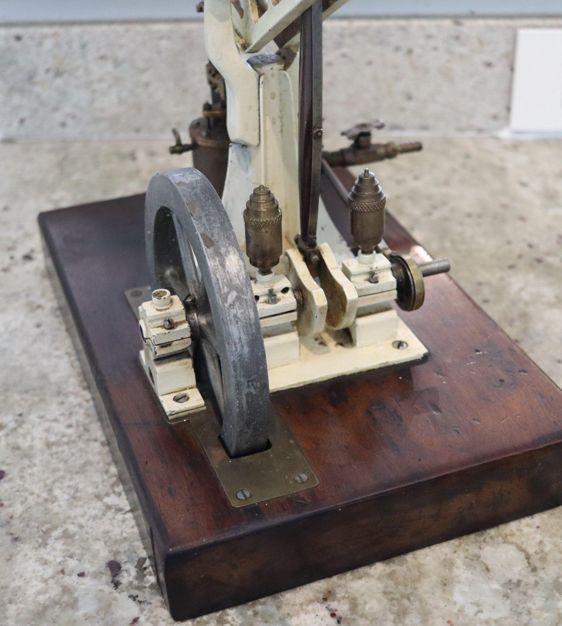 Modello in scala di motore progettato da Stuart Turner Limited.

Si tratta di un modello in scala di un motore a vapore creato in Inghilterra dall'azienda Stuart Turner all'inizio del XX secolo. Un modello molto ben progettato di una macchina a