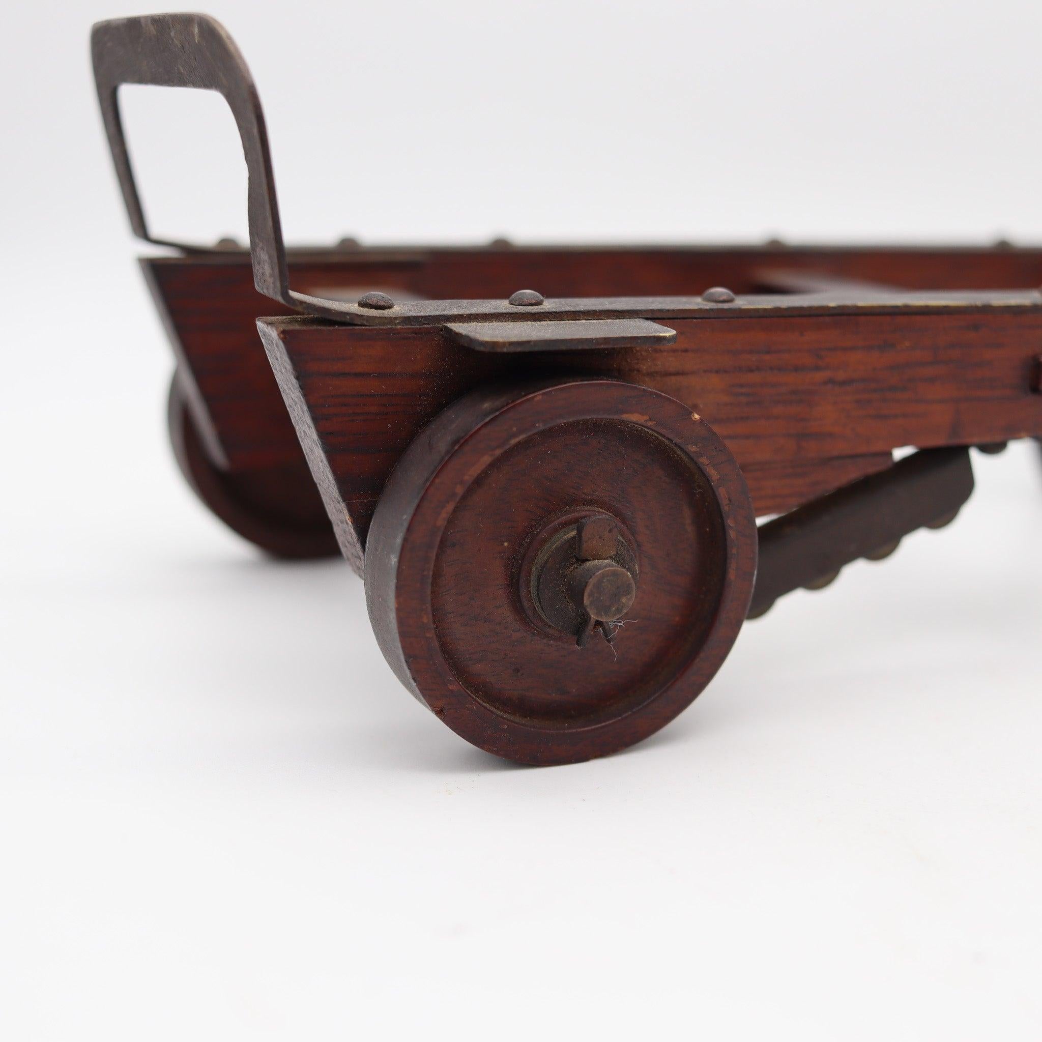 CAMPIONE DI VENDITORE 1890 Barili che si muovono a mano Carrello Dolly in legno di quercia, ferro e rame In condizioni ottime in vendita a Miami, FL