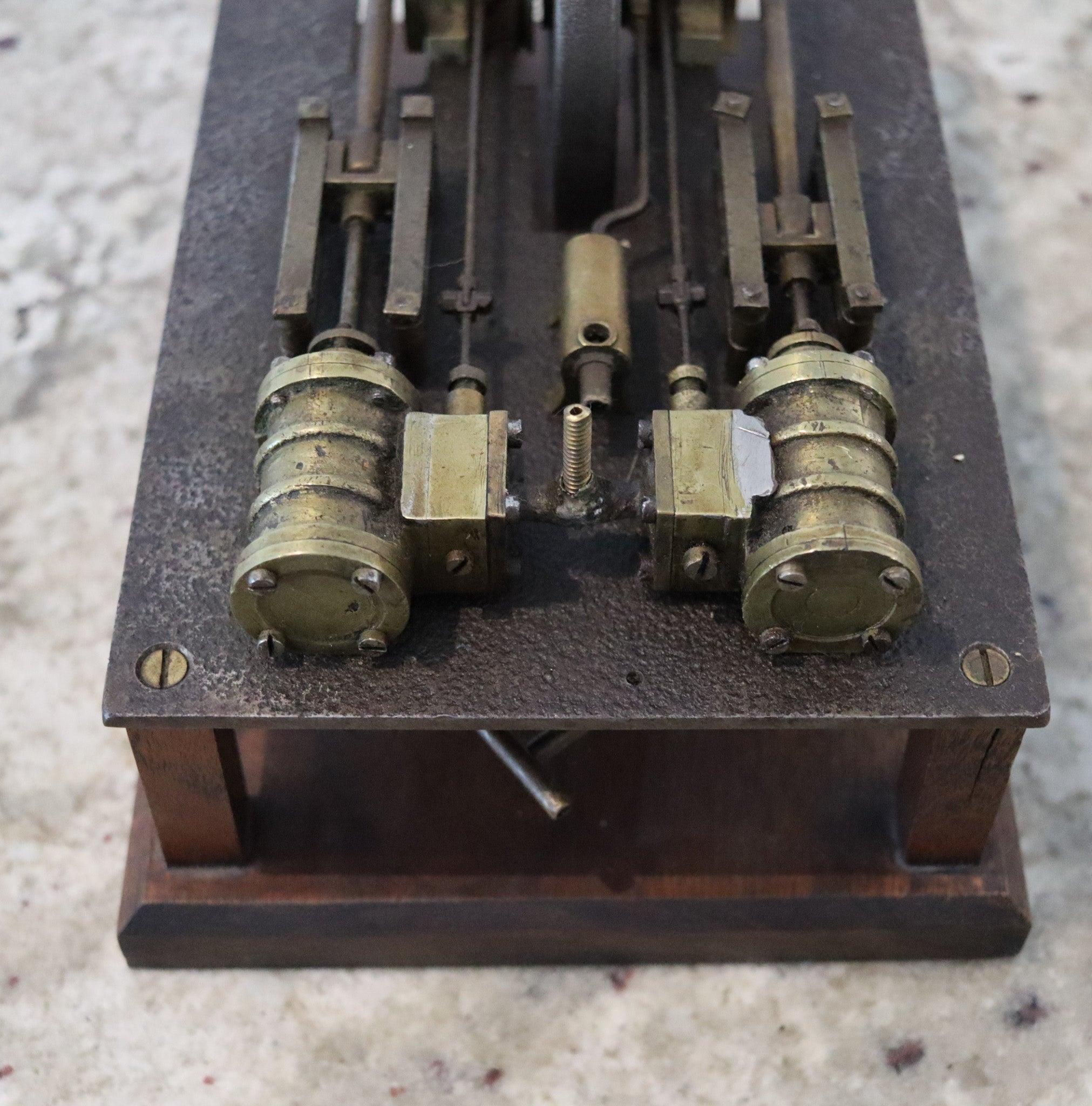 Industriale DOLL & CO. 1900 Antico motore tedesco a vapore a due cilindri a pistone Machin in vendita