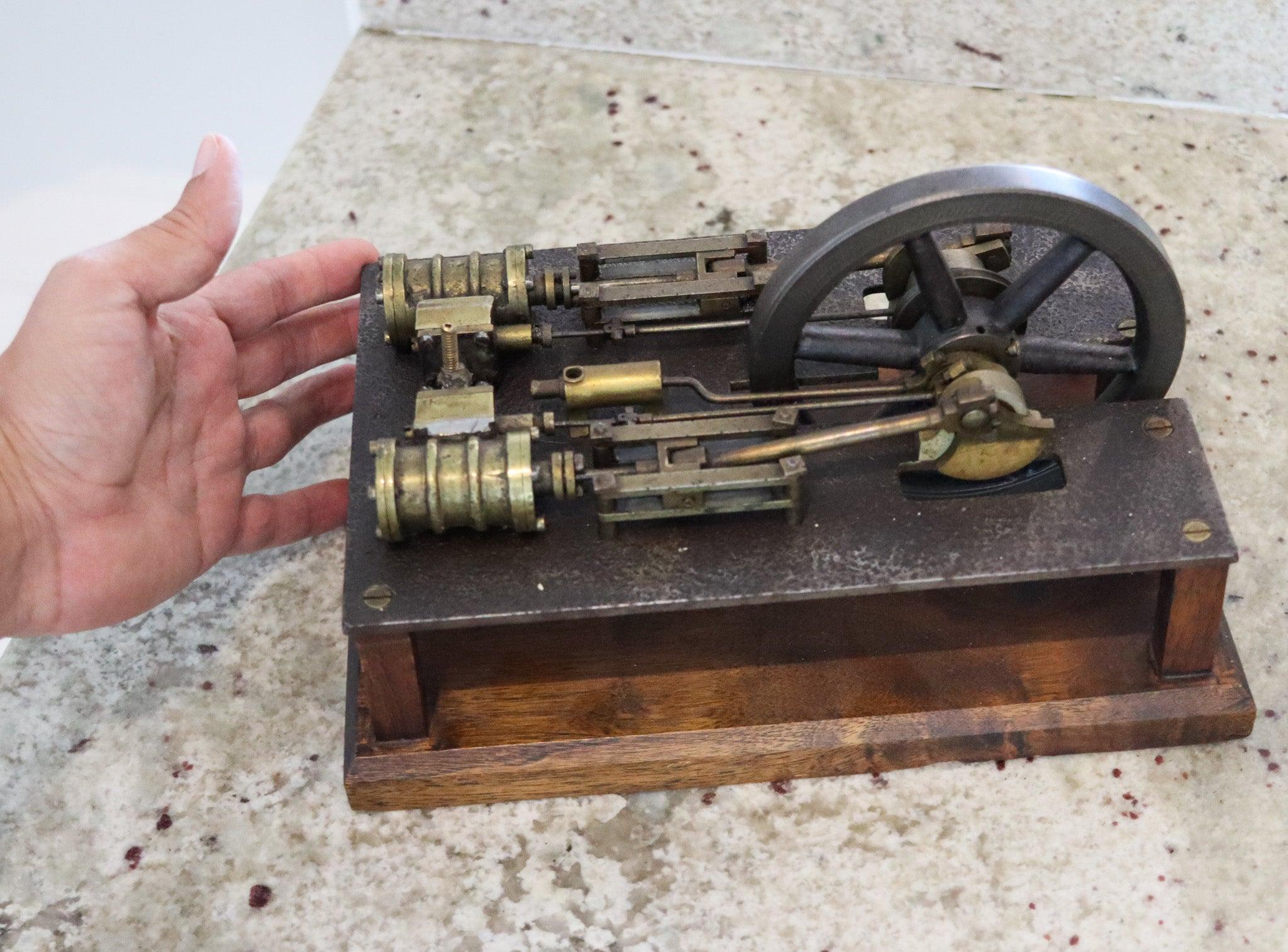 DOLL & CO. 1900 Antico motore tedesco a vapore a due cilindri a pistone Machin in vendita 2