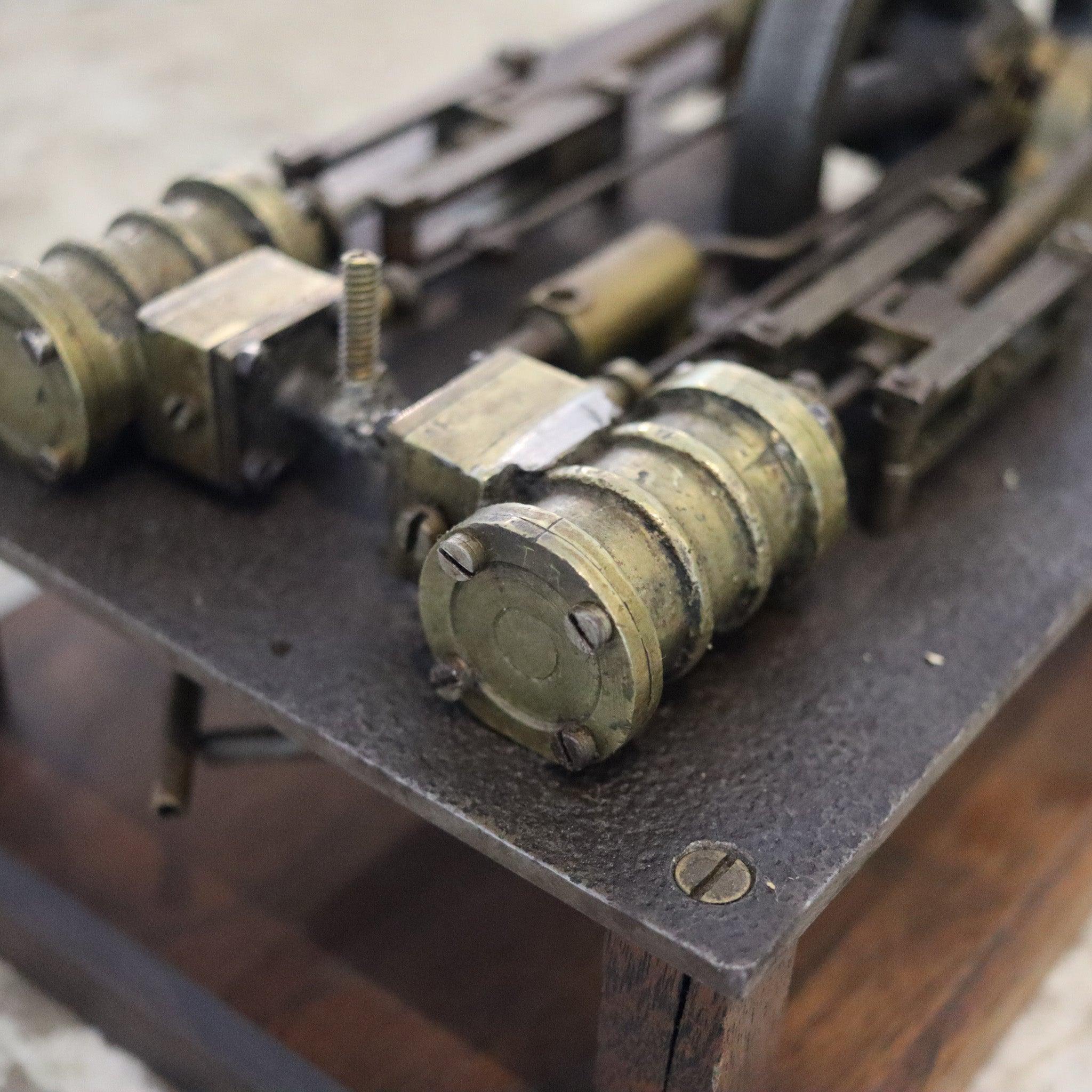 Bronzo DOLL & CO. 1900 Antico motore tedesco a vapore a due cilindri a pistone Machin in vendita