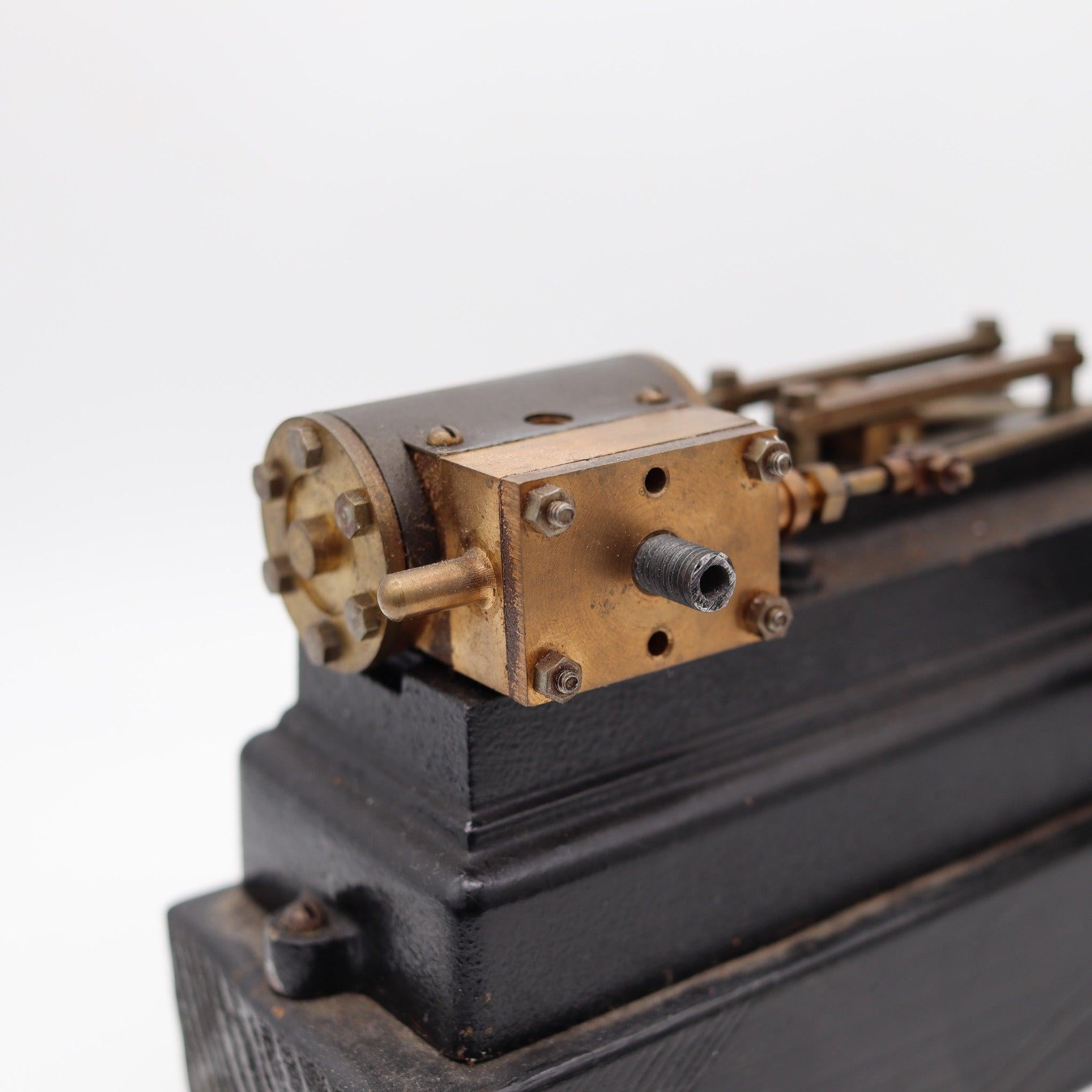 Modello in scala di motore progettato da Stuart Turner Limited.

Si tratta di un modello di motore di mulino creato in Inghilterra dall'azienda Stuart Turner all'inizio del XX secolo. Si tratta del motore Stuart Turner S50 di tipo mulino, a