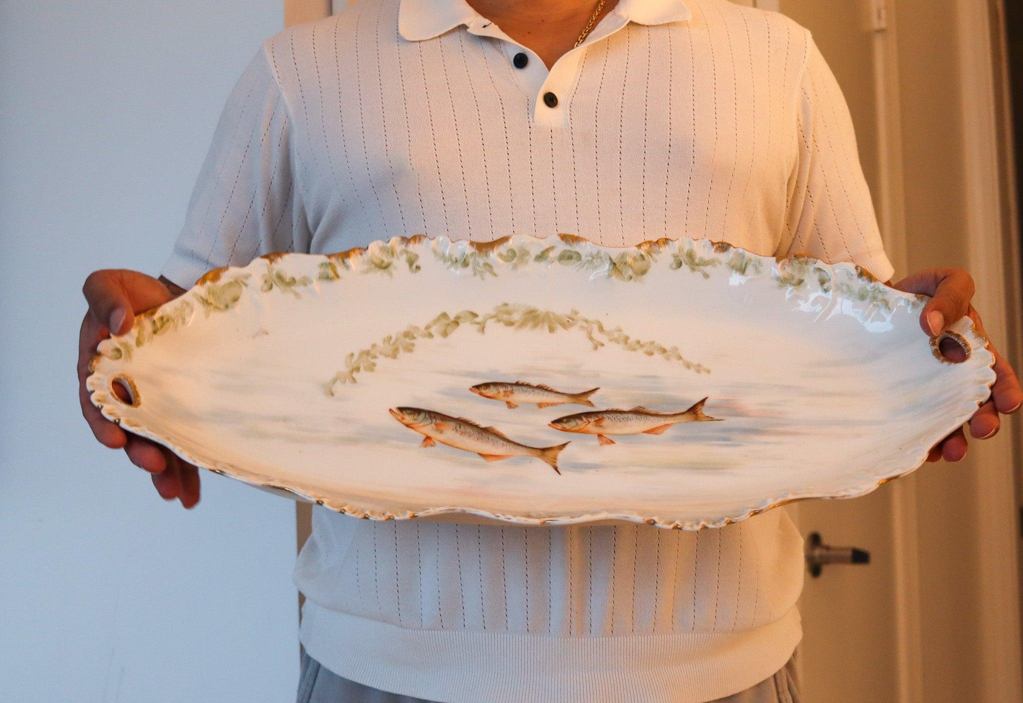 LIMOGES Frankreich 1900 Elite Set aus weißem Porzellangeschirr und Tablett für Fisch im Zustand „Hervorragend“ im Angebot in Miami, FL