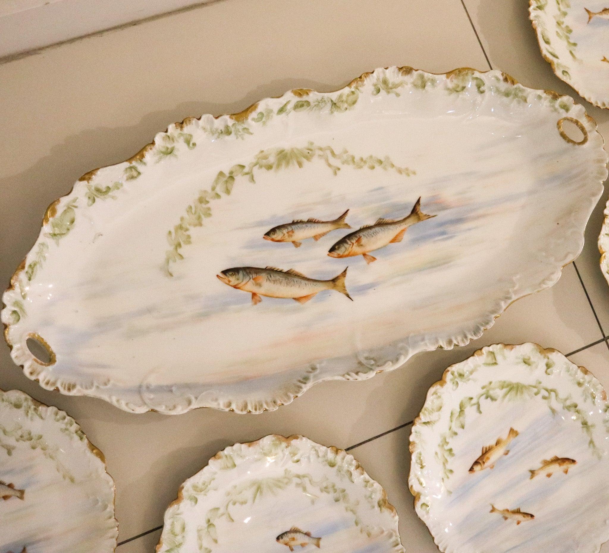 Serviergeschirr für Fisch, entworfen von Limoge France.

Dies ist eine schöne Reihe von Geschirr für Fisch serviert in Limoges Frankreich, um die 1890 und 1910 erstellt. Das Jugendstilset besteht aus sechs Tellern und einem großen Serviertablett,