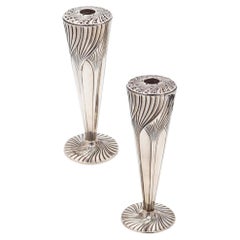 Par de jarrones art déco de 1930 con motivos geométricos para mesa, de plata de ley 925 maciza