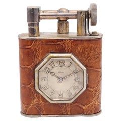 EL CLÁSICO encendedor-reloj de mesa de Londres de 1928, con rodillo de gasolina, en plata y piel de lagarto