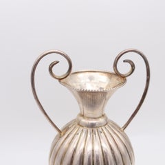 JOSEF HOFFMANN, Autriche, 1920. Vase amphore Art déco cannelé avec anses, en argent 900