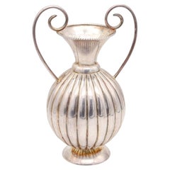JOSEF HOFFMANN, Autriche, 1920. Vase amphore Art déco cannelé avec anses, en argent 900