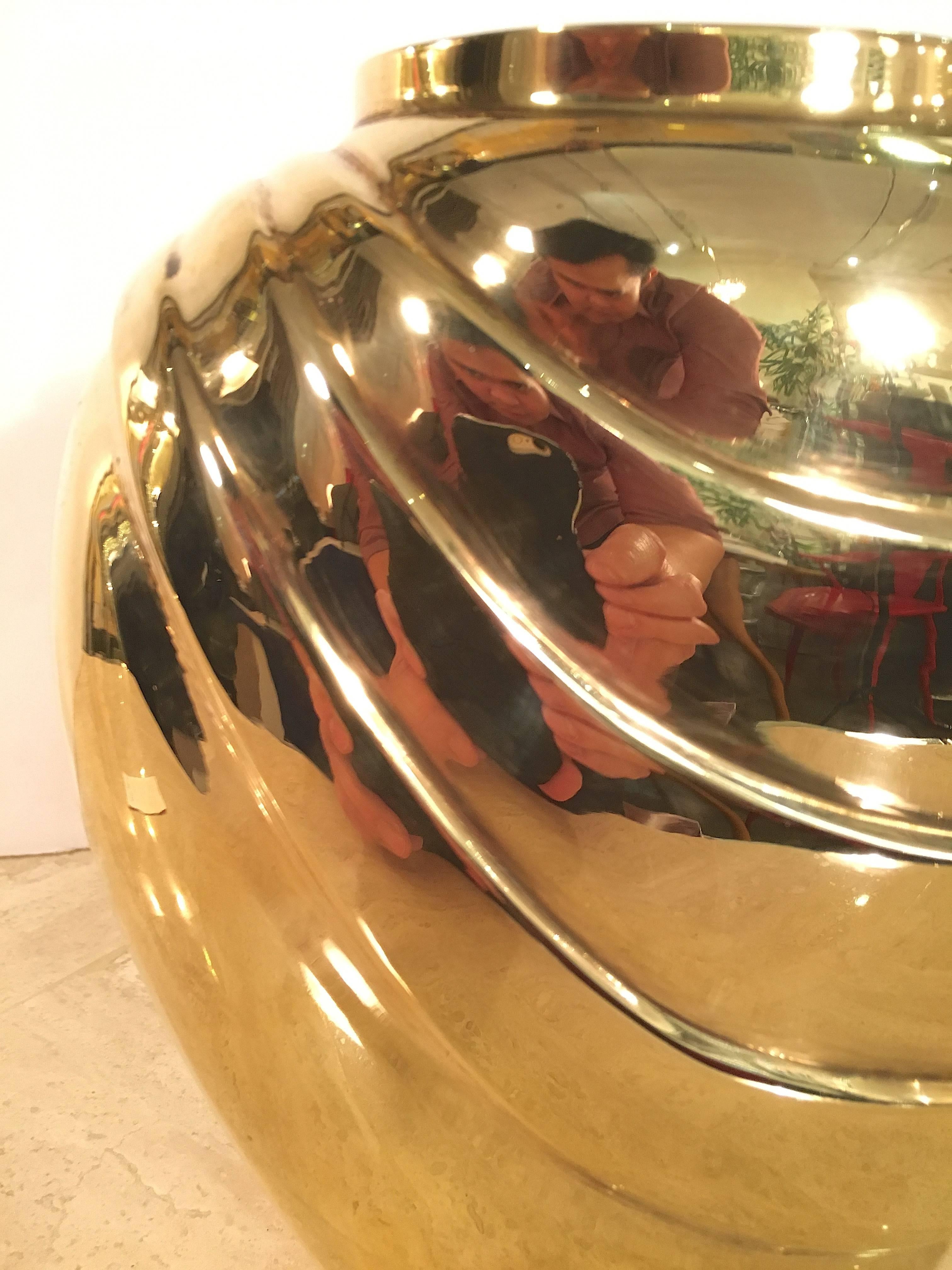 Brass Vase Imported by Rosenthal Netter (Hollywood Regency) im Angebot