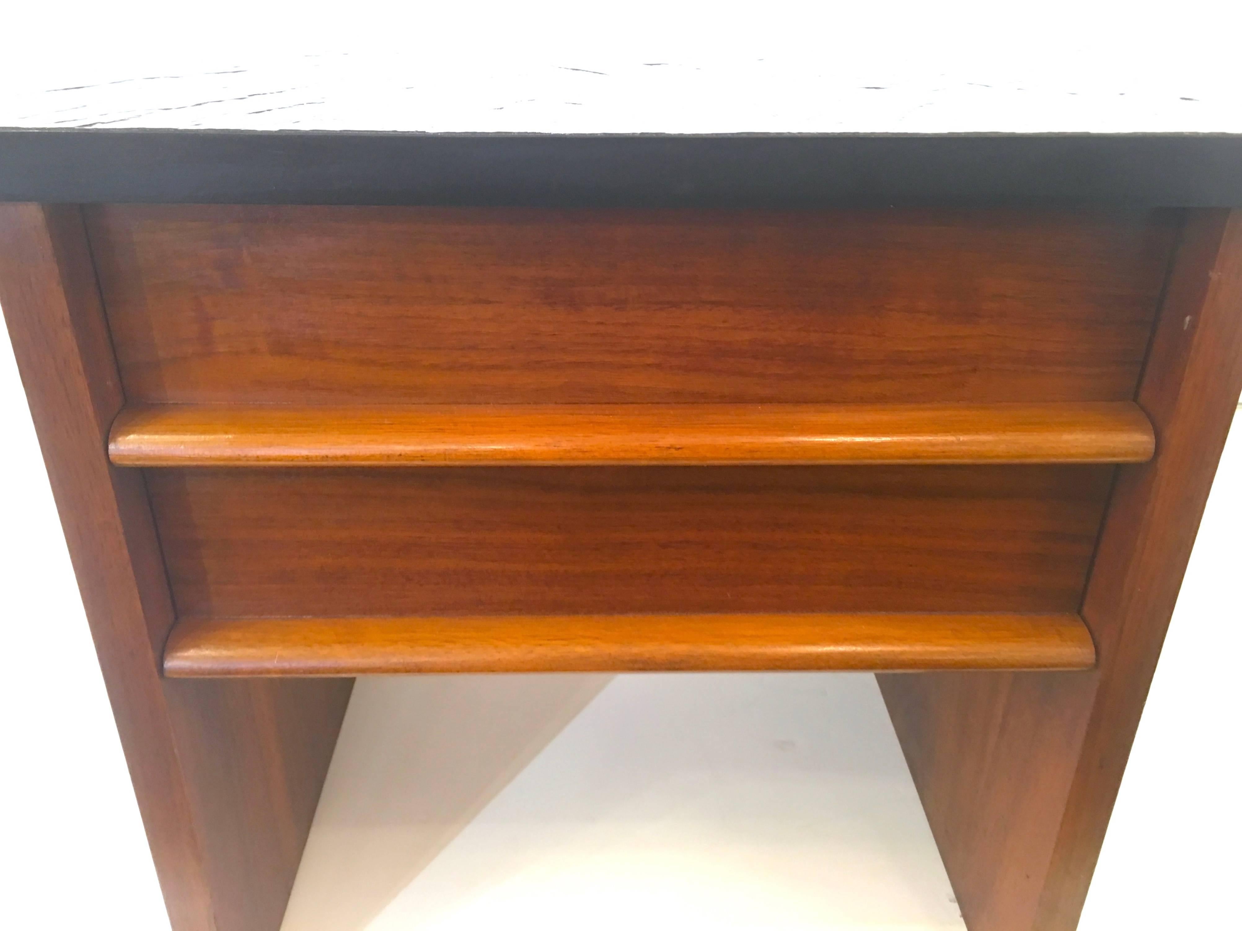 Mid-Century Modern Pair of Lane Nightstands or End Tables For Sale