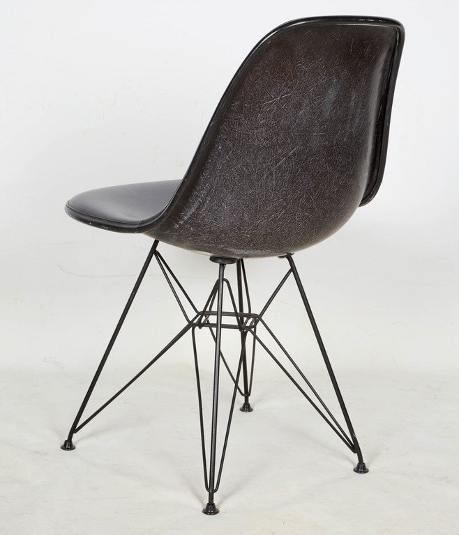 Eames Side Chair in Black In Good Condition In New York, NY