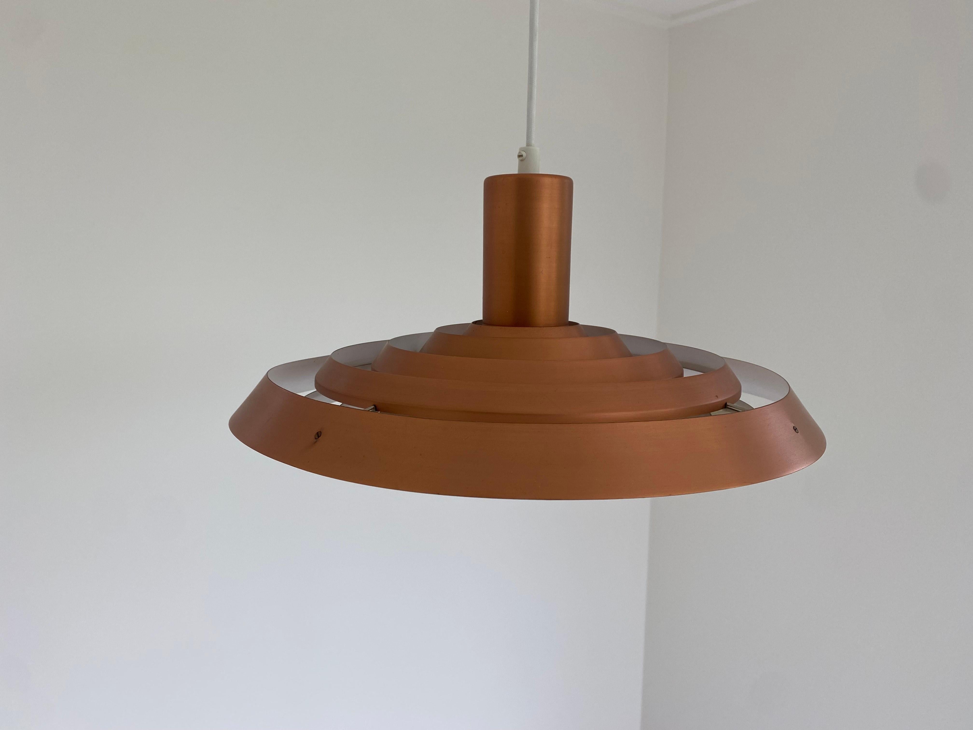 Bellissima e rara lampada a sospensione di Poul Henningsen per Louis Poulsen, progettata nel 1958 per il Langelinie Pavillion di Copenhagen. Nove paralumi circolari in rame. Crea una meravigliosa atmosfera calda.

Letteratura: Catalogo dei prodotti
