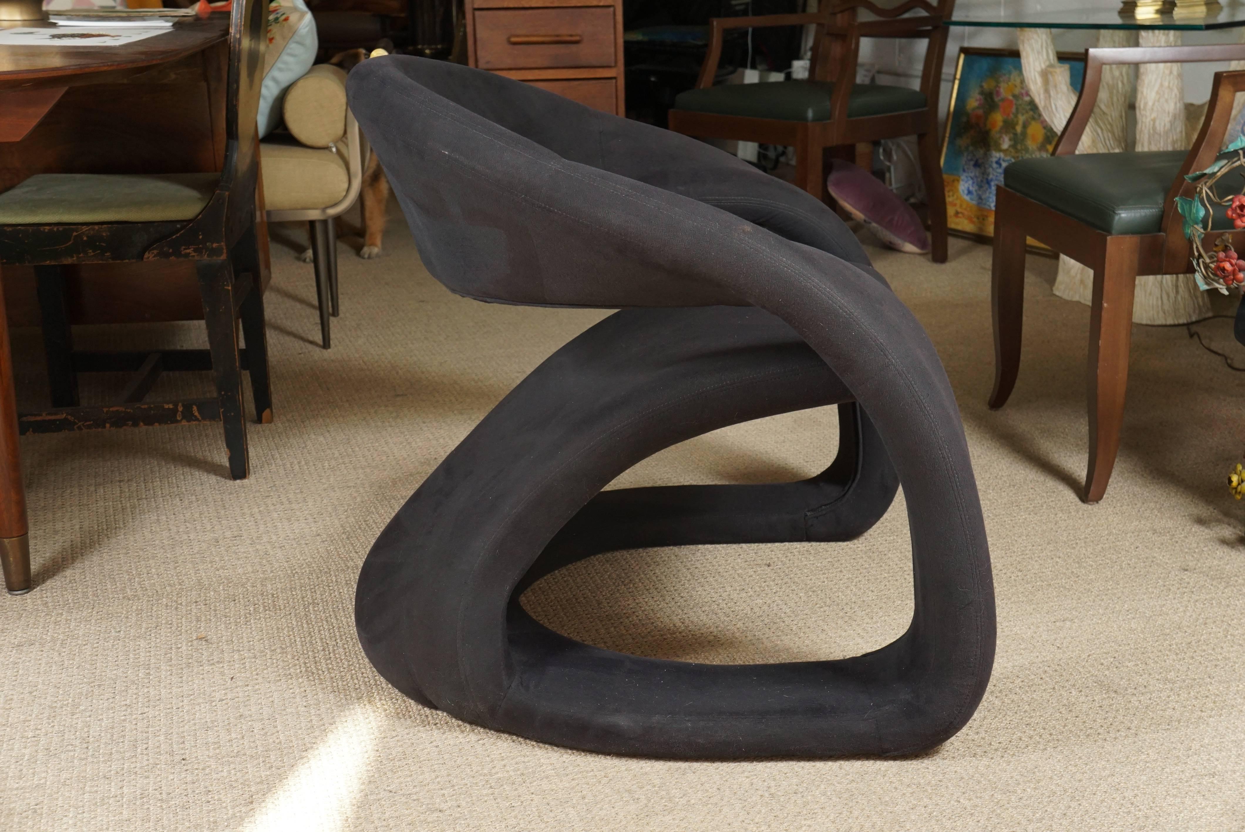 Here is a modern curved chair in black. This stylish ergonomic chair is very comfortable and has a great fitted curved back support.
