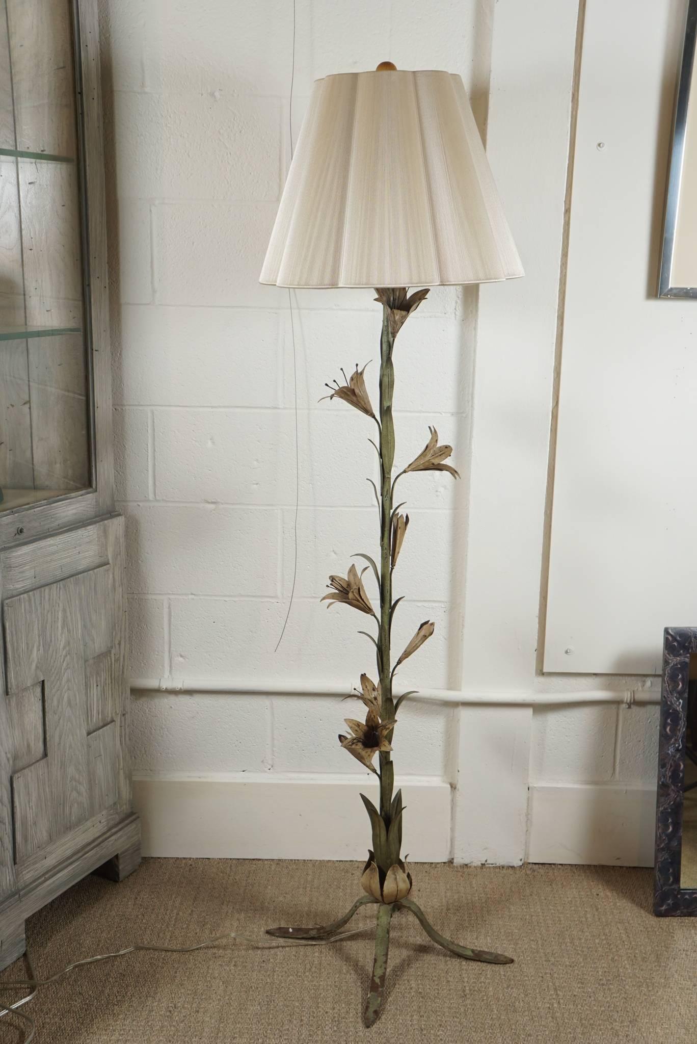 Here is a unique and elegant tole flower and leaf motif standing lamp. The muted colors are understated and the patina has a nice worn surface. The lamp is available with or without the string shade which enhances the appeal of this lamp.