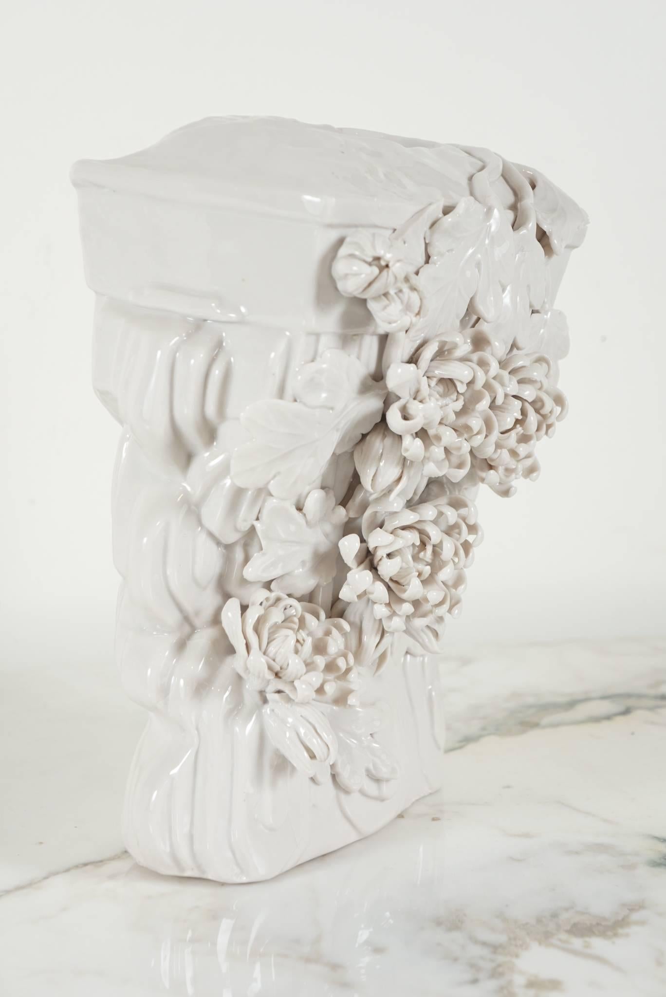 Mid-20th Century Pair of Blanc de Chine Vase Wall Brackets with Flower Motif For Sale
