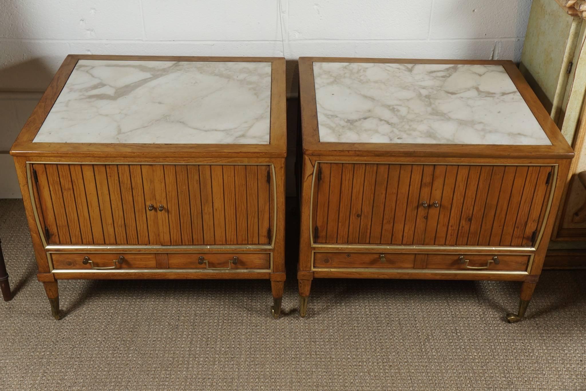 Pair of End Tables with a Maple Finish and Marble Tops In Good Condition For Sale In Hudson, NY