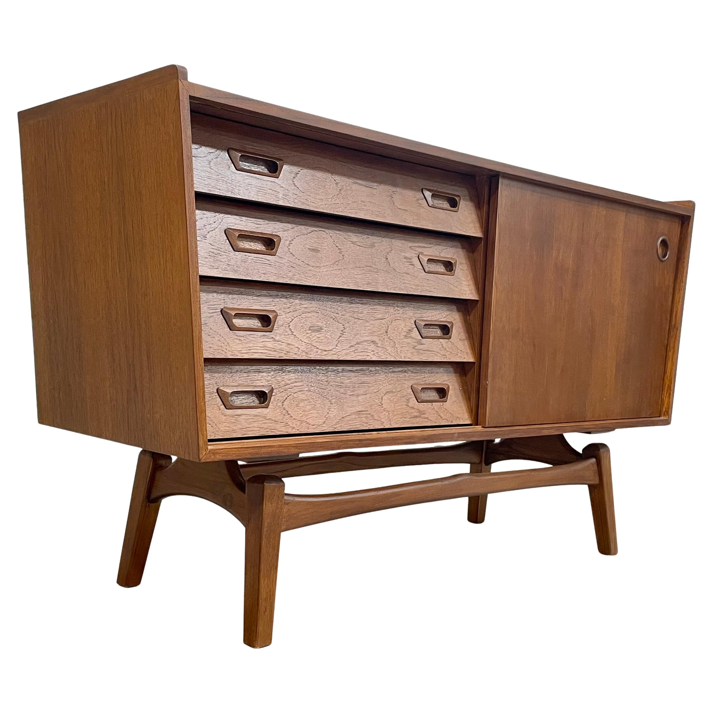 Credenza / Aparador Flotante de Teca de Estilo Moderno de Mediados de Siglo del Tamaño de un Apartamento