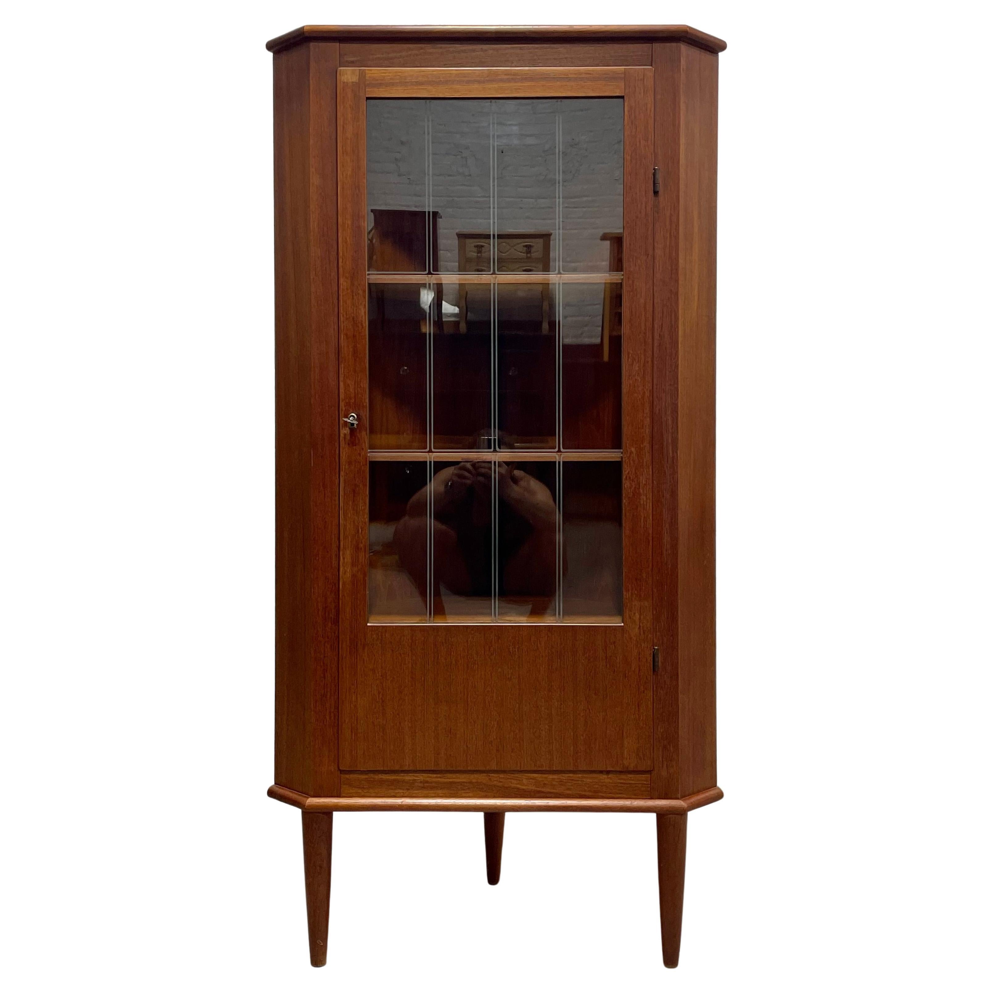 Armadietto da tavolo o per liquori in teak della metà del secolo scorso, Made in Denmark. c.C. 1960