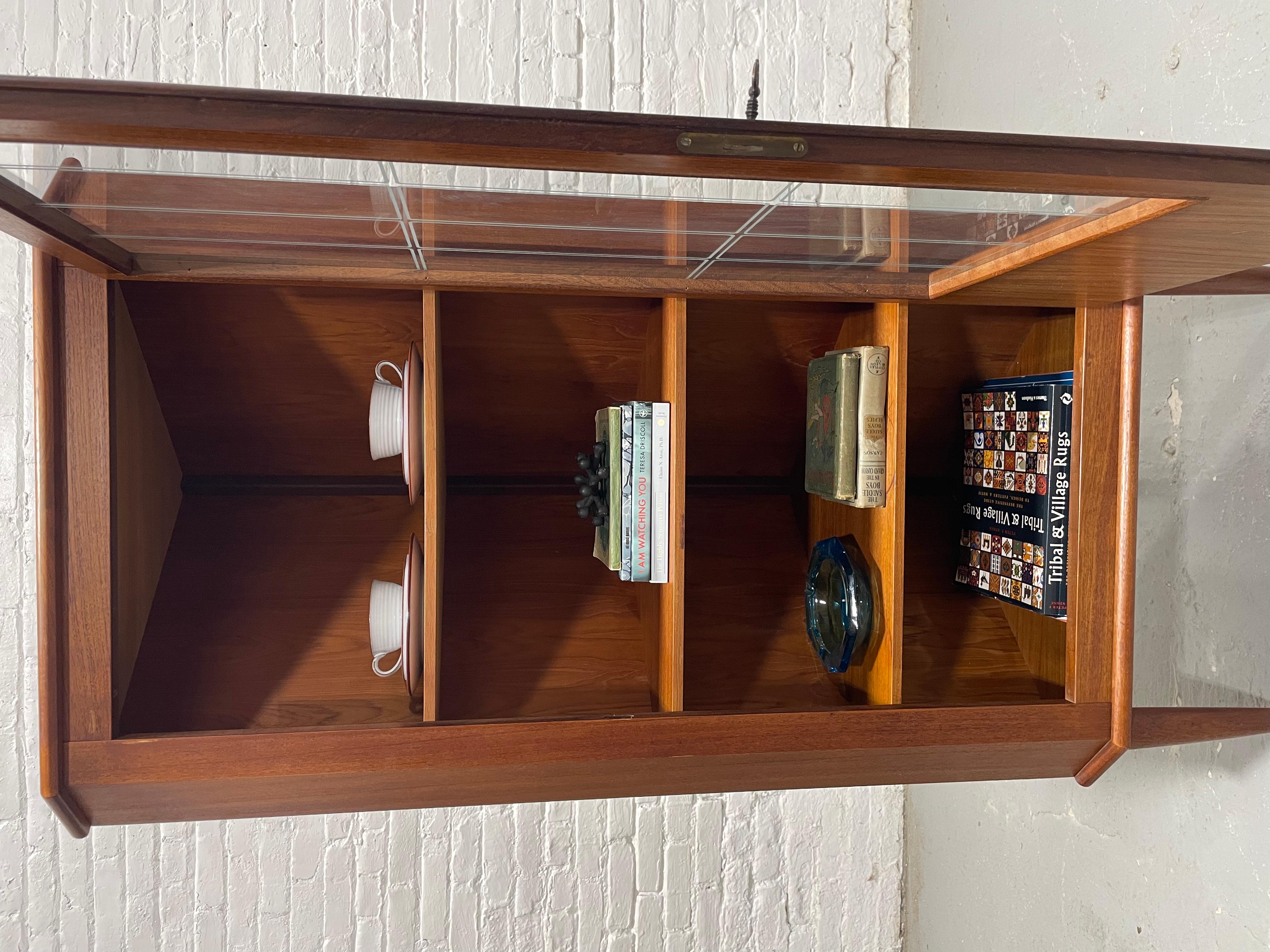 Metà XX secolo Armadietto da tavolo o per liquori in teak della metà del secolo scorso, Made in Denmark. c.C. 1960 in vendita