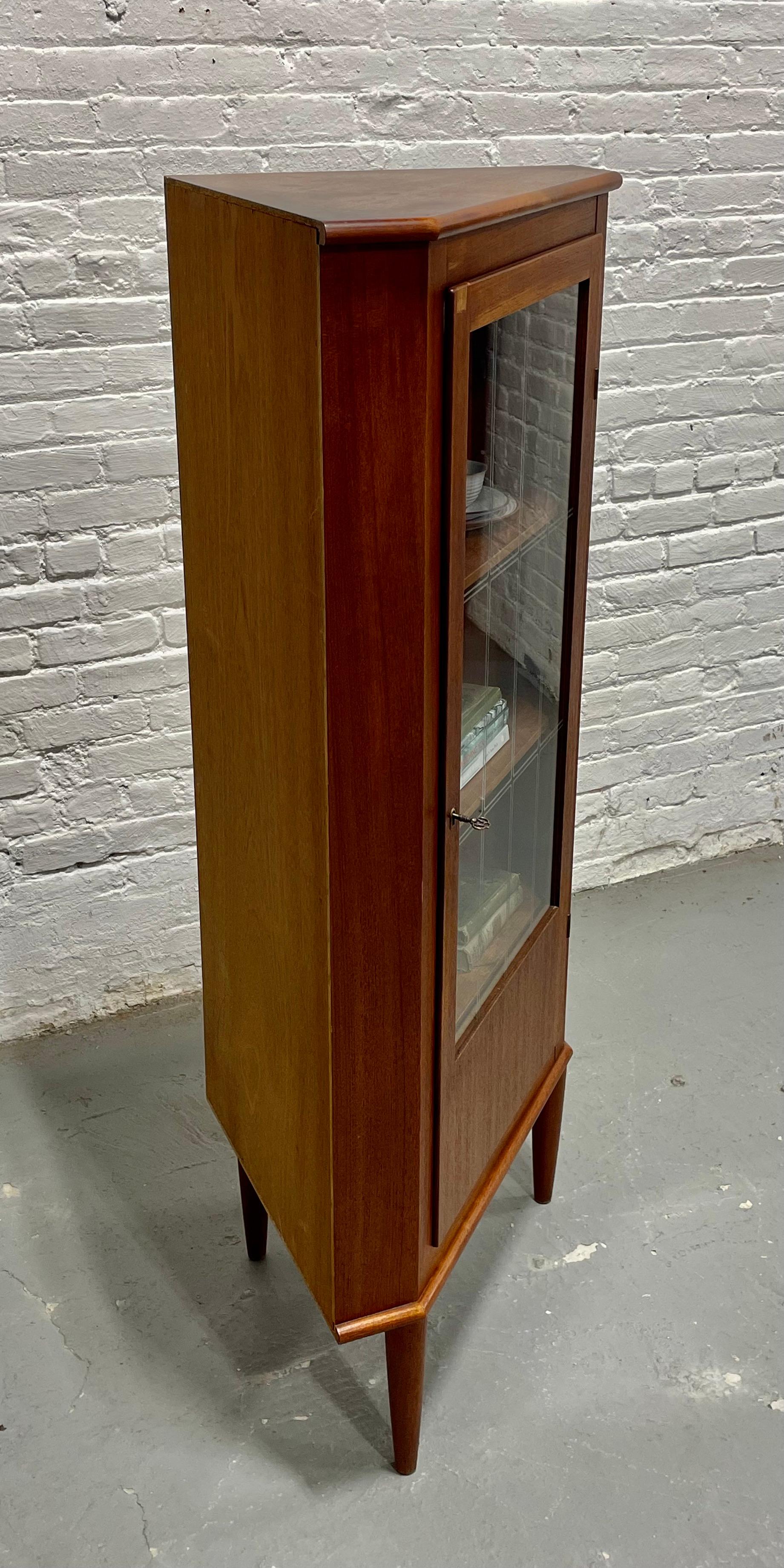Armadietto da tavolo o per liquori in teak della metà del secolo scorso, Made in Denmark. c.C. 1960 in vendita 3