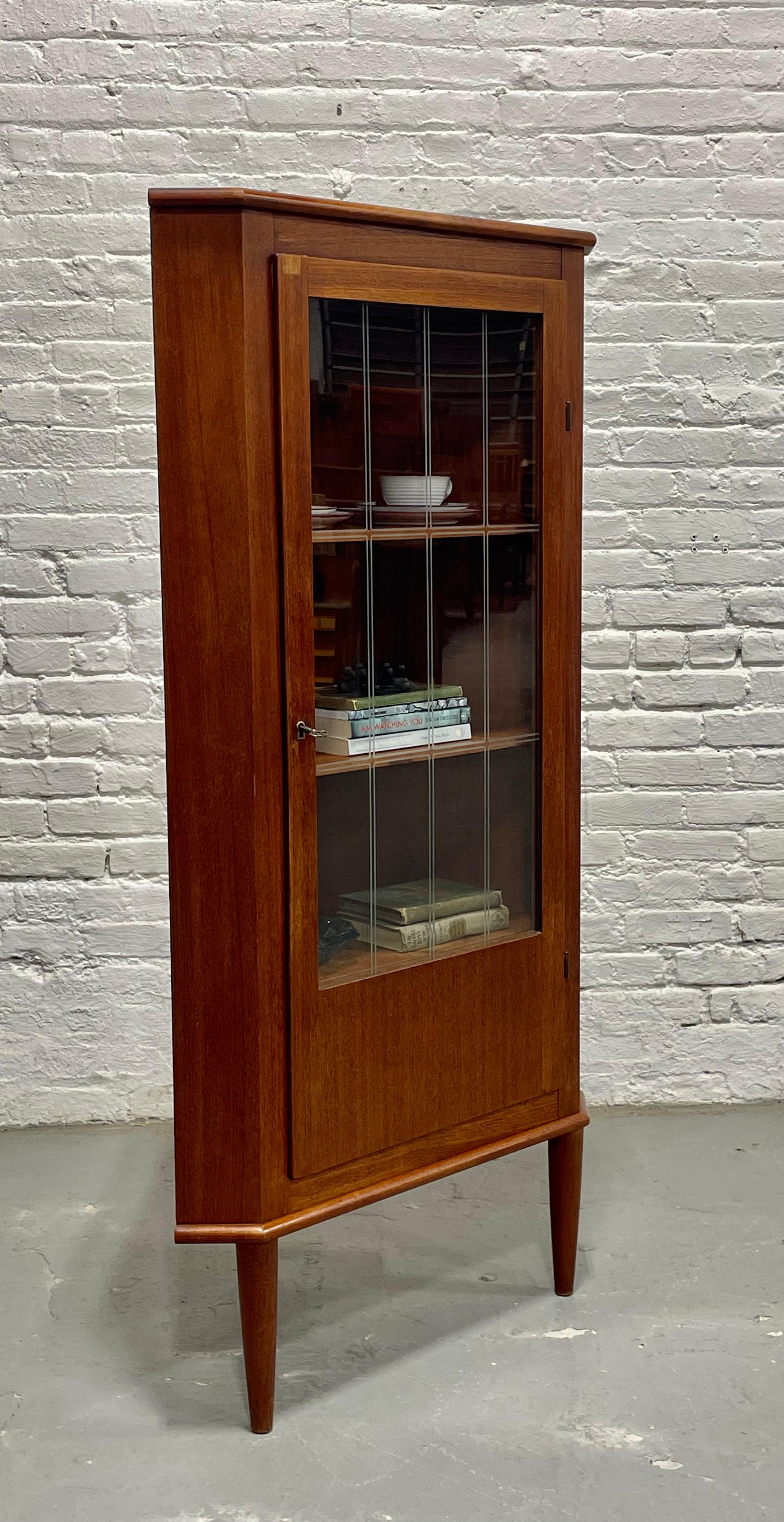 Armadietto da tavolo o per liquori in teak della metà del secolo scorso, Made in Denmark. c.C. 1960 in vendita 2