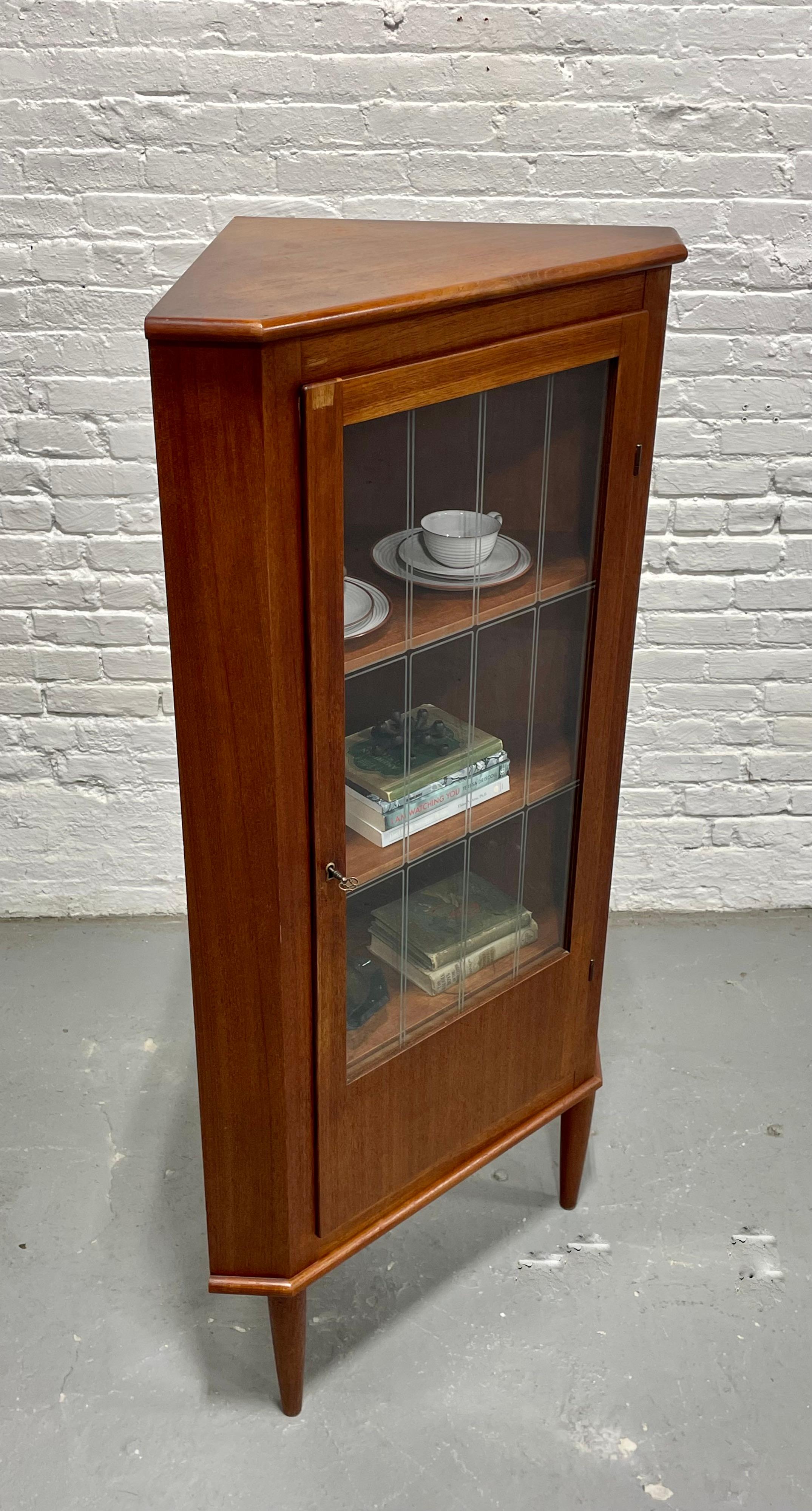 Armadietto da tavolo o per liquori in teak della metà del secolo scorso, Made in Denmark. c.C. 1960 in vendita 4