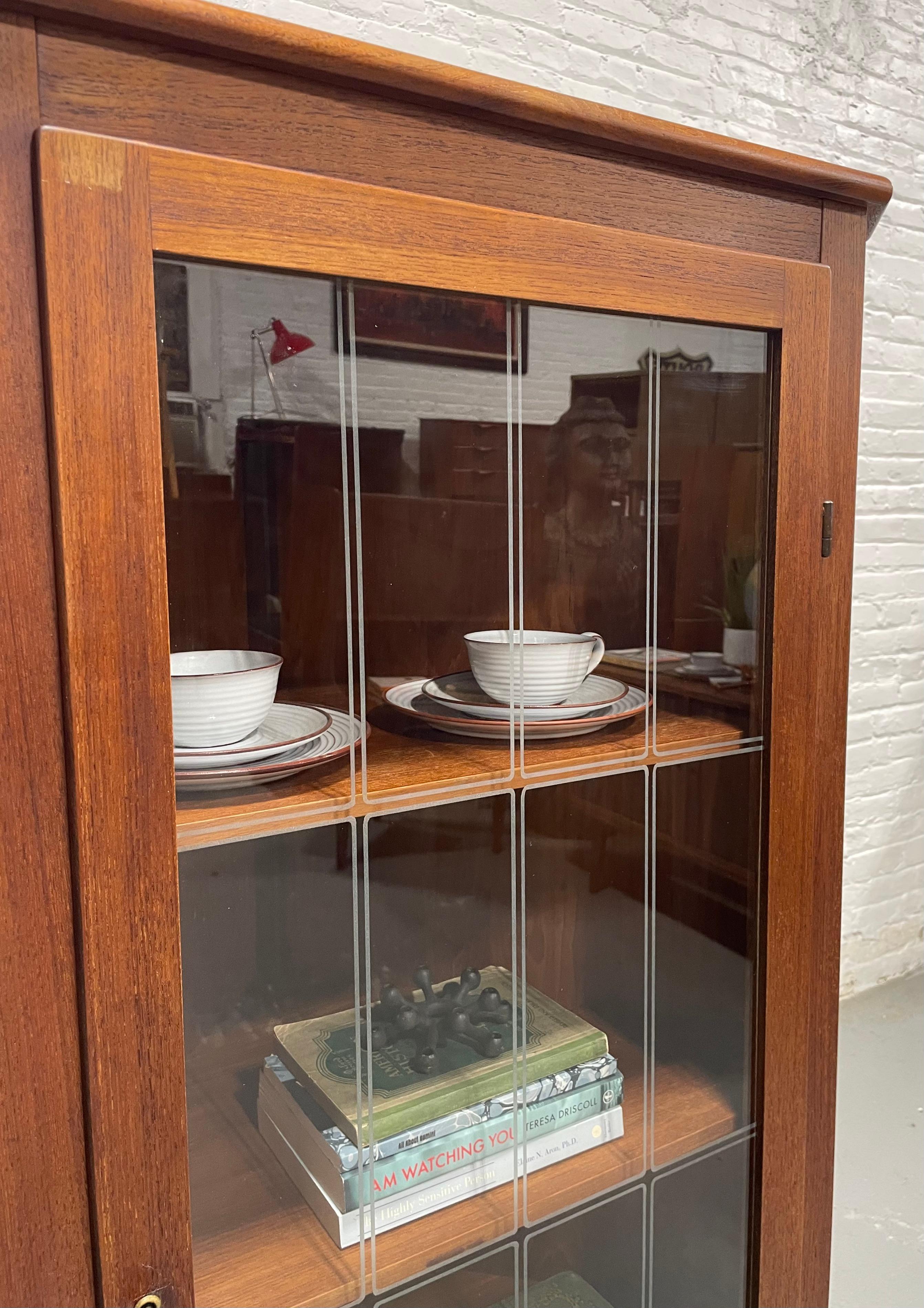 Teak Armadietto da tavolo o per liquori in teak della metà del secolo scorso, Made in Denmark. c.C. 1960 in vendita