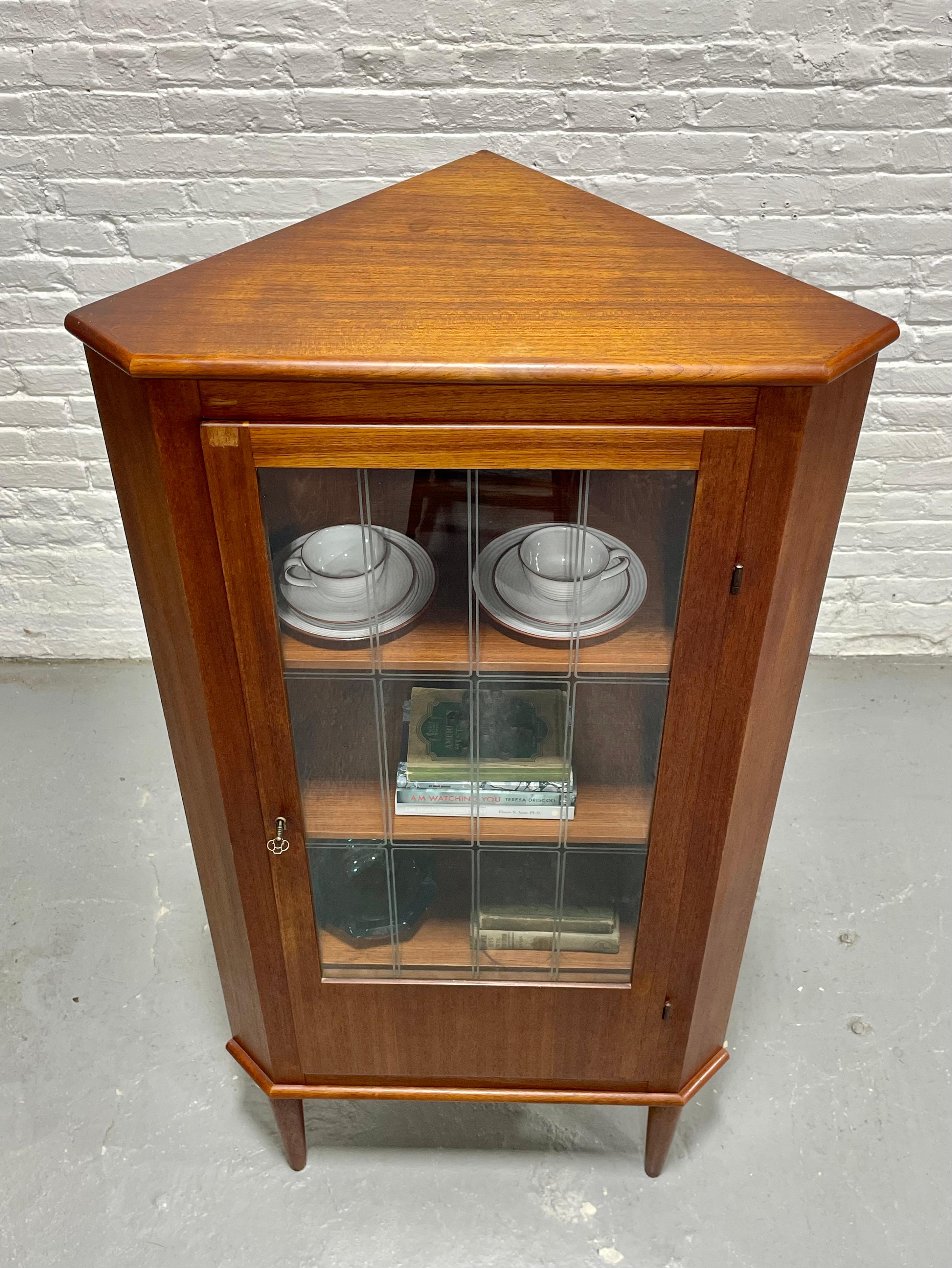 Armadietto da tavolo o per liquori in teak della metà del secolo scorso, Made in Denmark. c.C. 1960 in vendita 1