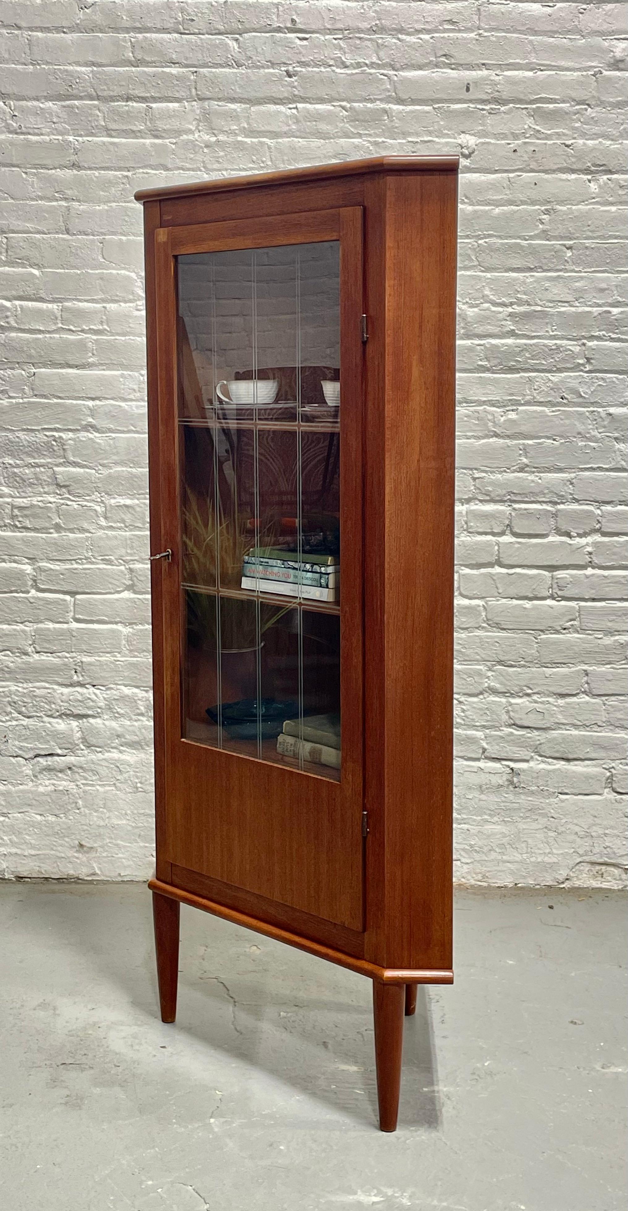Armadietto da tavolo o per liquori in teak della metà del secolo scorso, Made in Denmark. c.C. 1960 in vendita 7