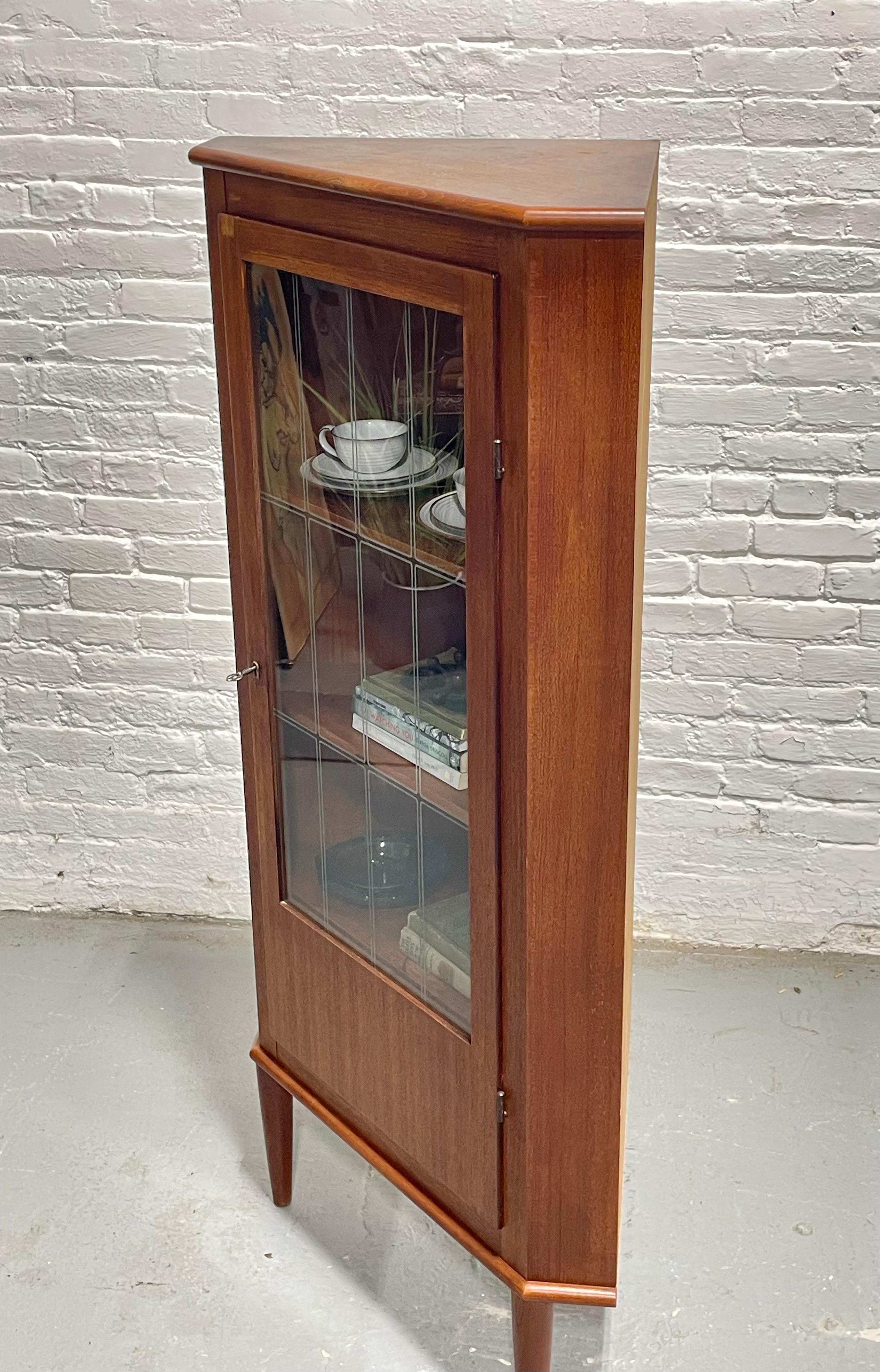 Armadietto da tavolo o per liquori in teak della metà del secolo scorso, Made in Denmark. c.C. 1960 In condizioni buone in vendita a Weehawken, NJ