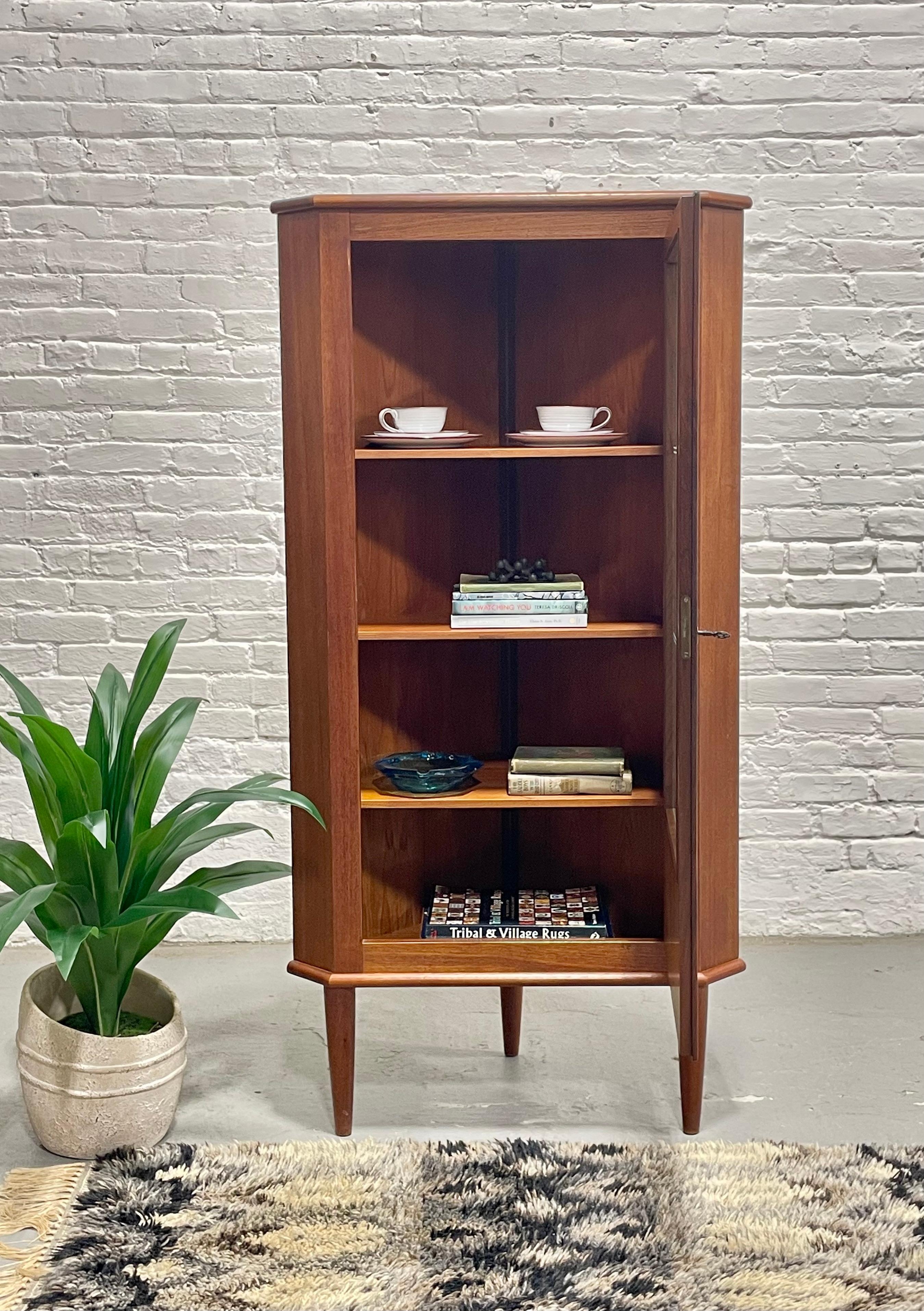 Mid-Century moderno Armadietto da tavolo o per liquori in teak della metà del secolo scorso, Made in Denmark. c.C. 1960 in vendita